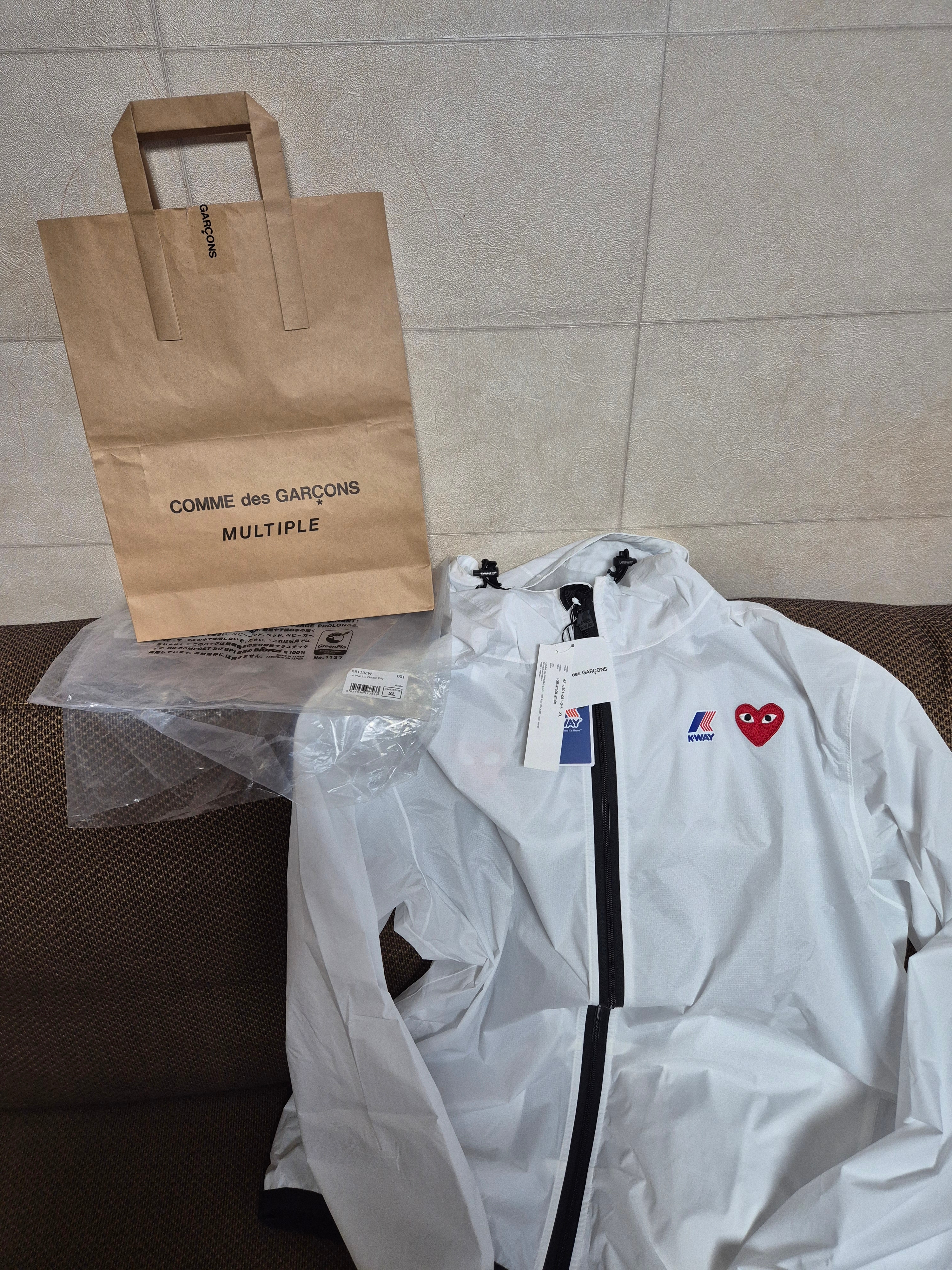 Play Comme des Garcons x K-Way Full Zip Jacket White 착용 스타일