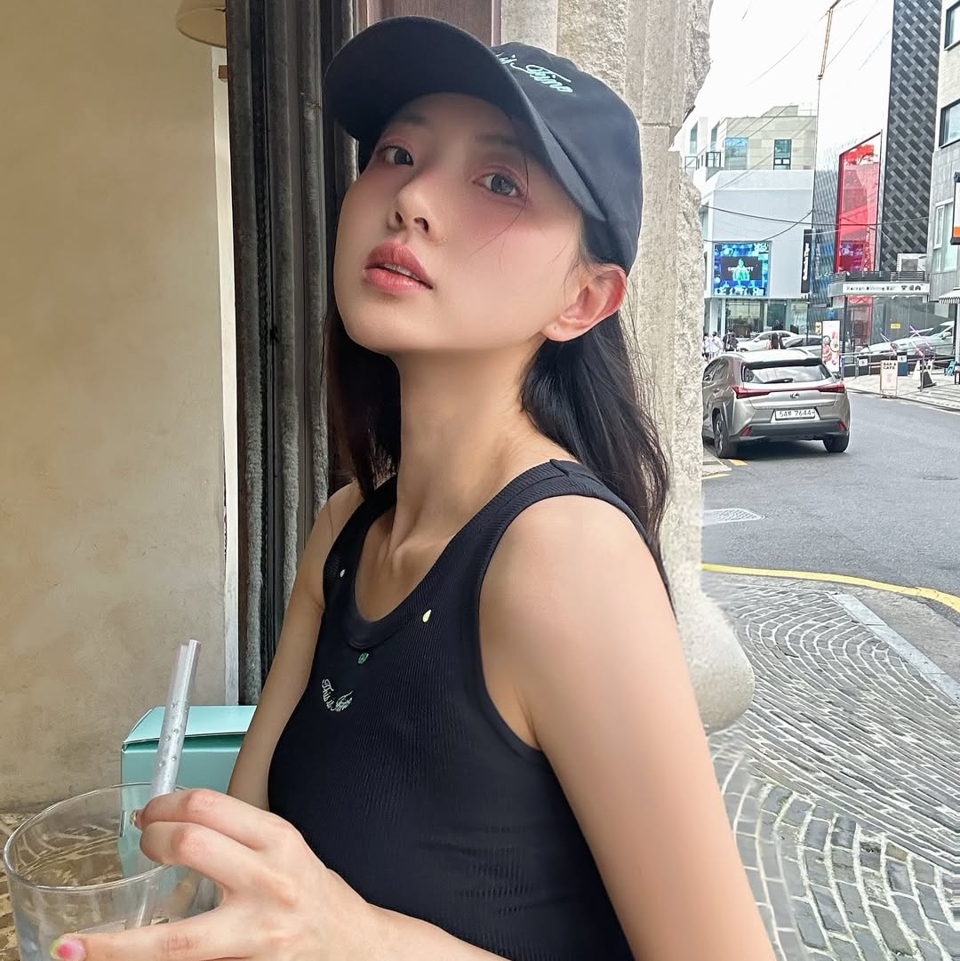 THIS IS FINE Signature Ball Cap Black, THIS IS FINE Ribbed Sleeveless Top Black 착용 스타일 - 1