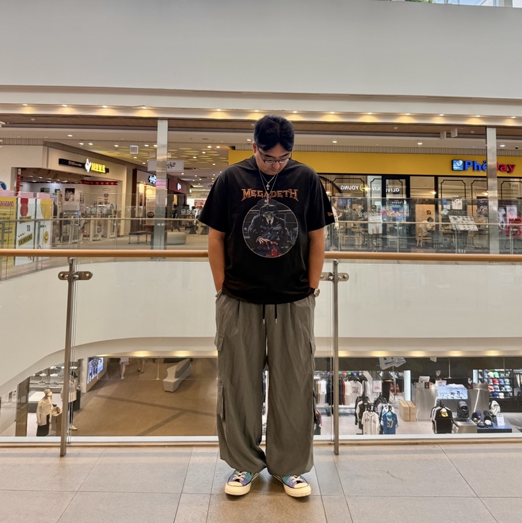 New Era x Megadeth Destroyed T-Shirt Black, Converse Chuck 70 Ox Flaming Archive Print 착용 스타일 - 1