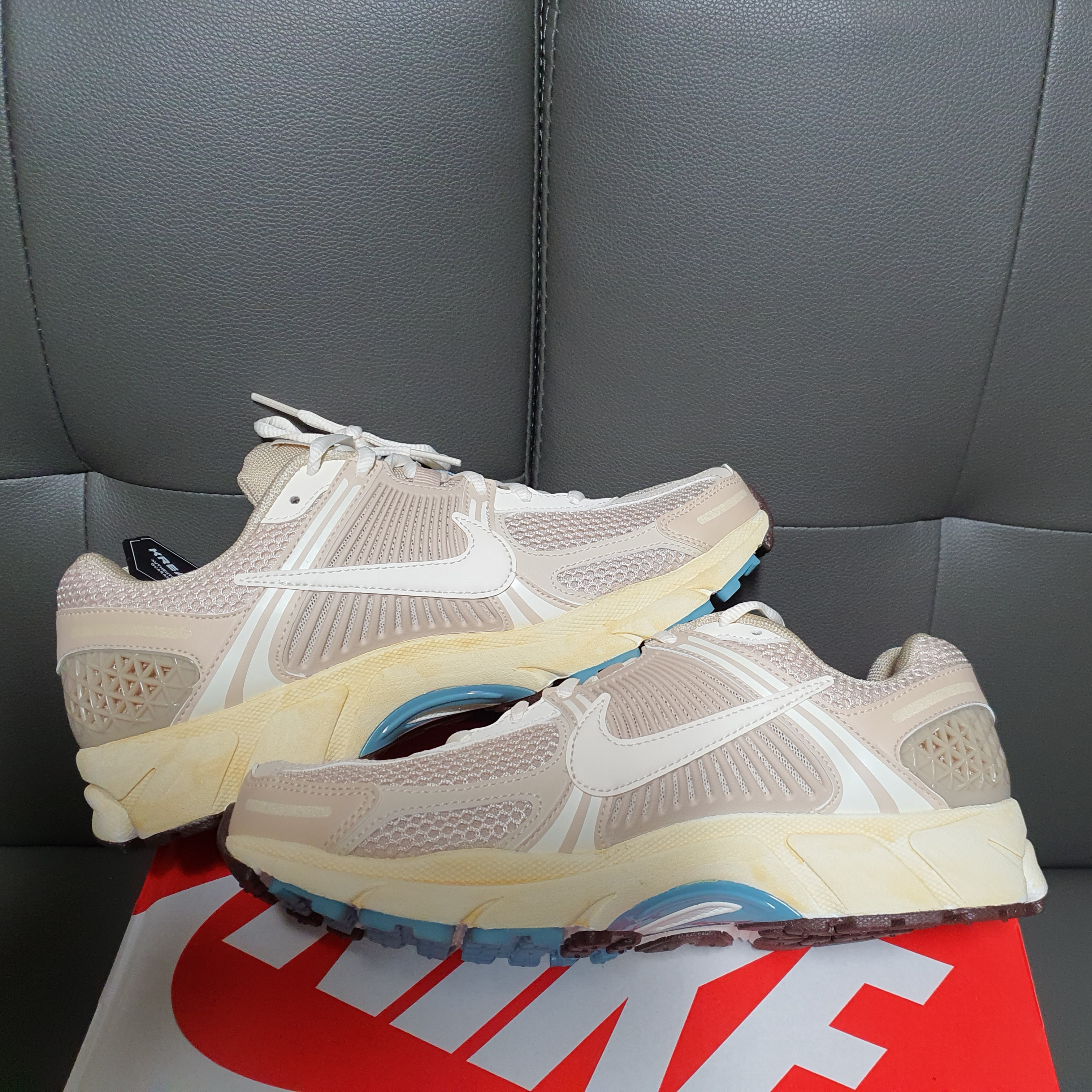 (W) Nike Zoom Vomero 5 Oatmeal 착용 스타일