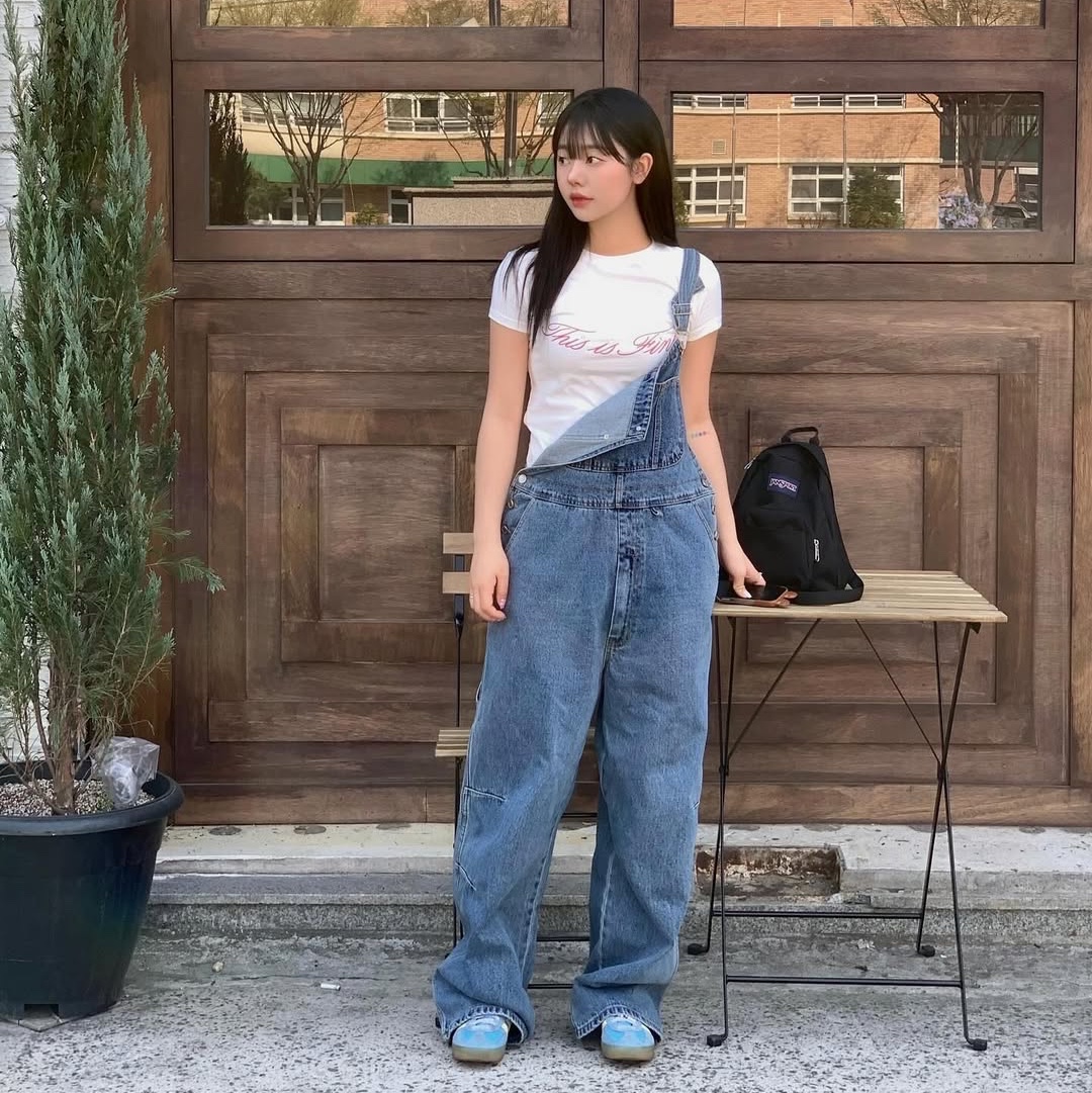 THIS IS FINE Cropped Signature Tee White 착용 스타일 - 5