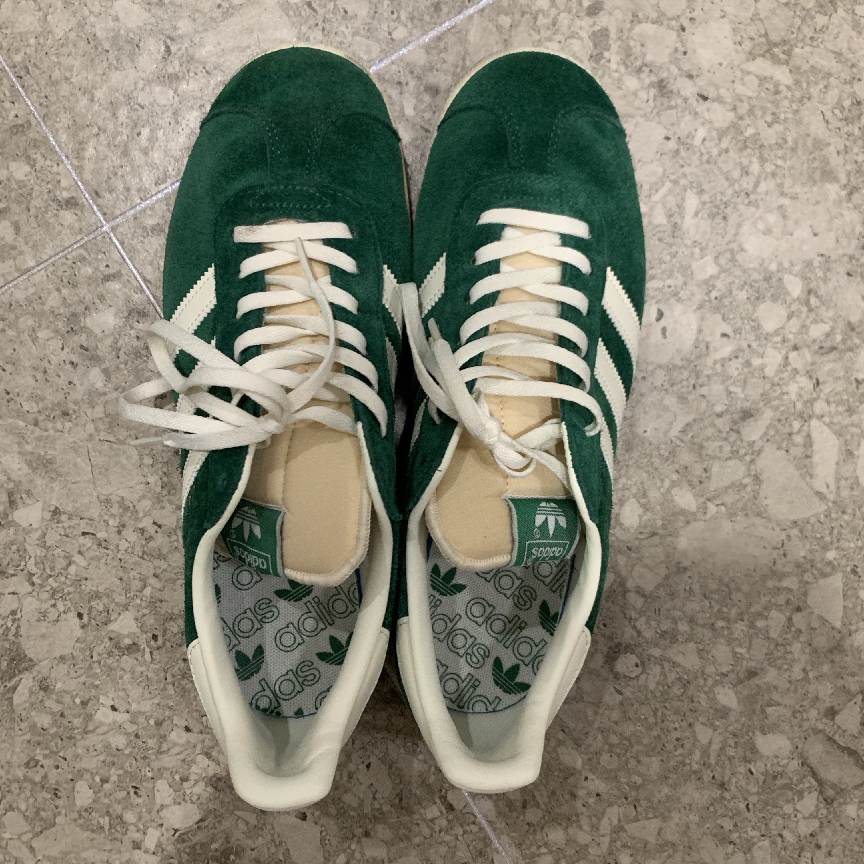 Adidas Gazelle Dark Green Cream White 착용 스타일