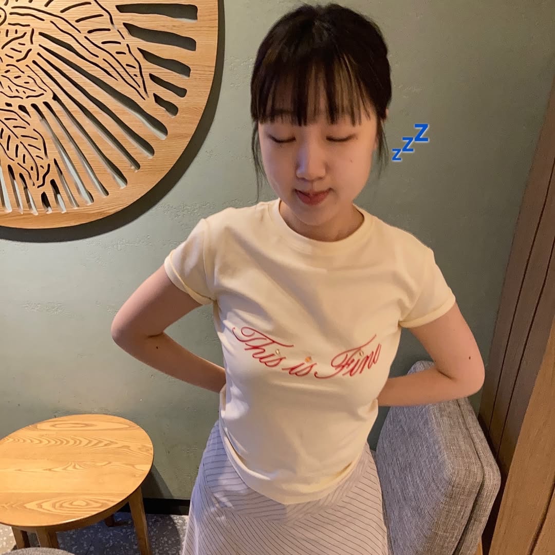 THIS IS FINE Cropped Signature Tee Yellow 착용 스타일 - 2