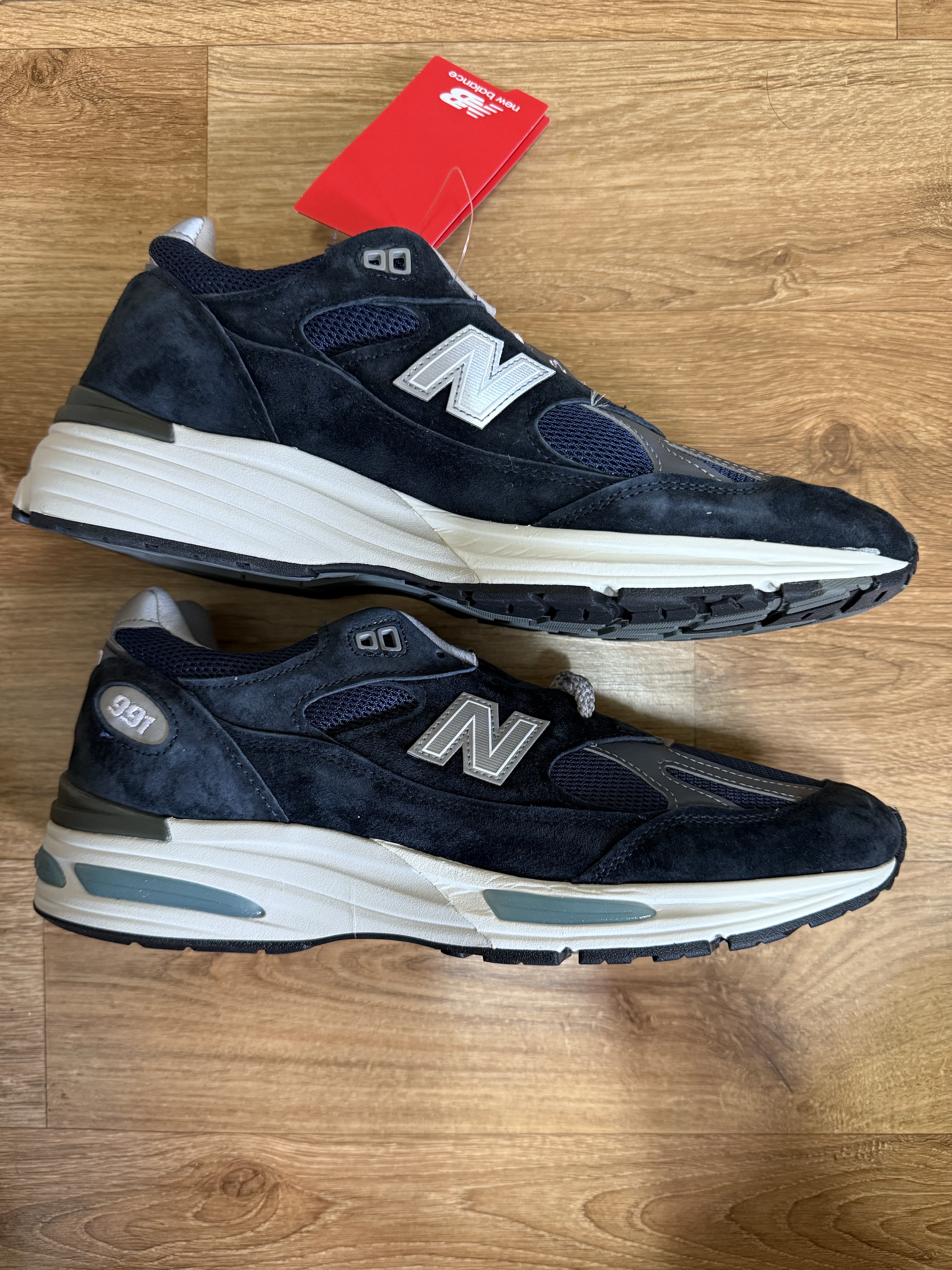 New Balance 991v2 Made in UK Dark Navy Smoked Pearl 착용 스타일 - 1
