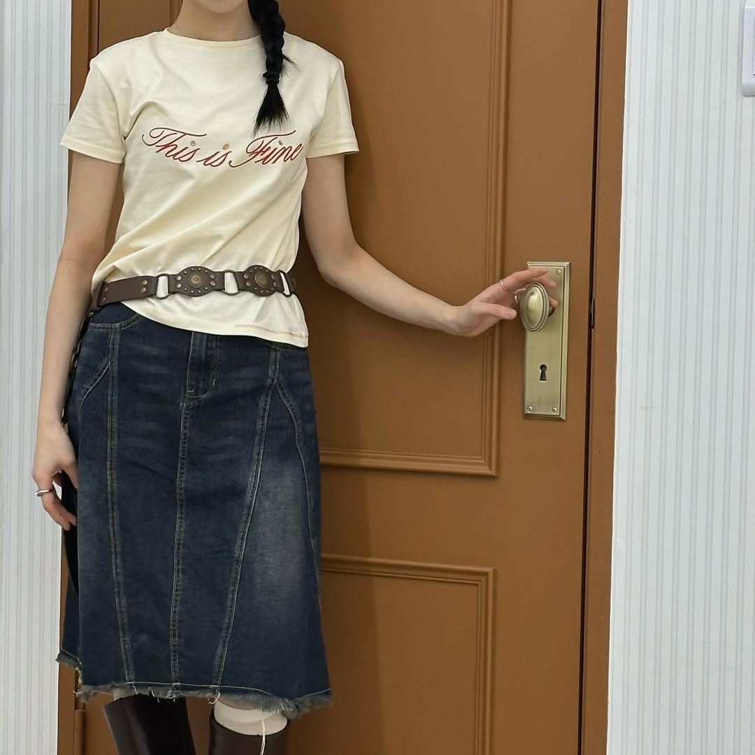 THIS IS FINE Cropped Signature Tee Yellow 착용 스타일 - 4