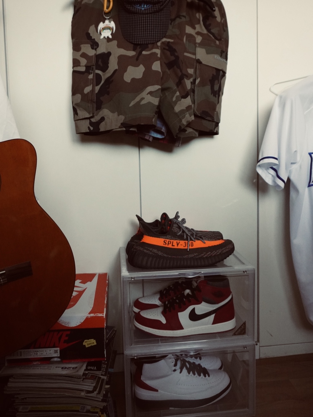 Jordan 1 Retro High OG Chicago 2022, Adidas Yeezy Boost 350 V2 Carbon Beluga 착용 스타일
