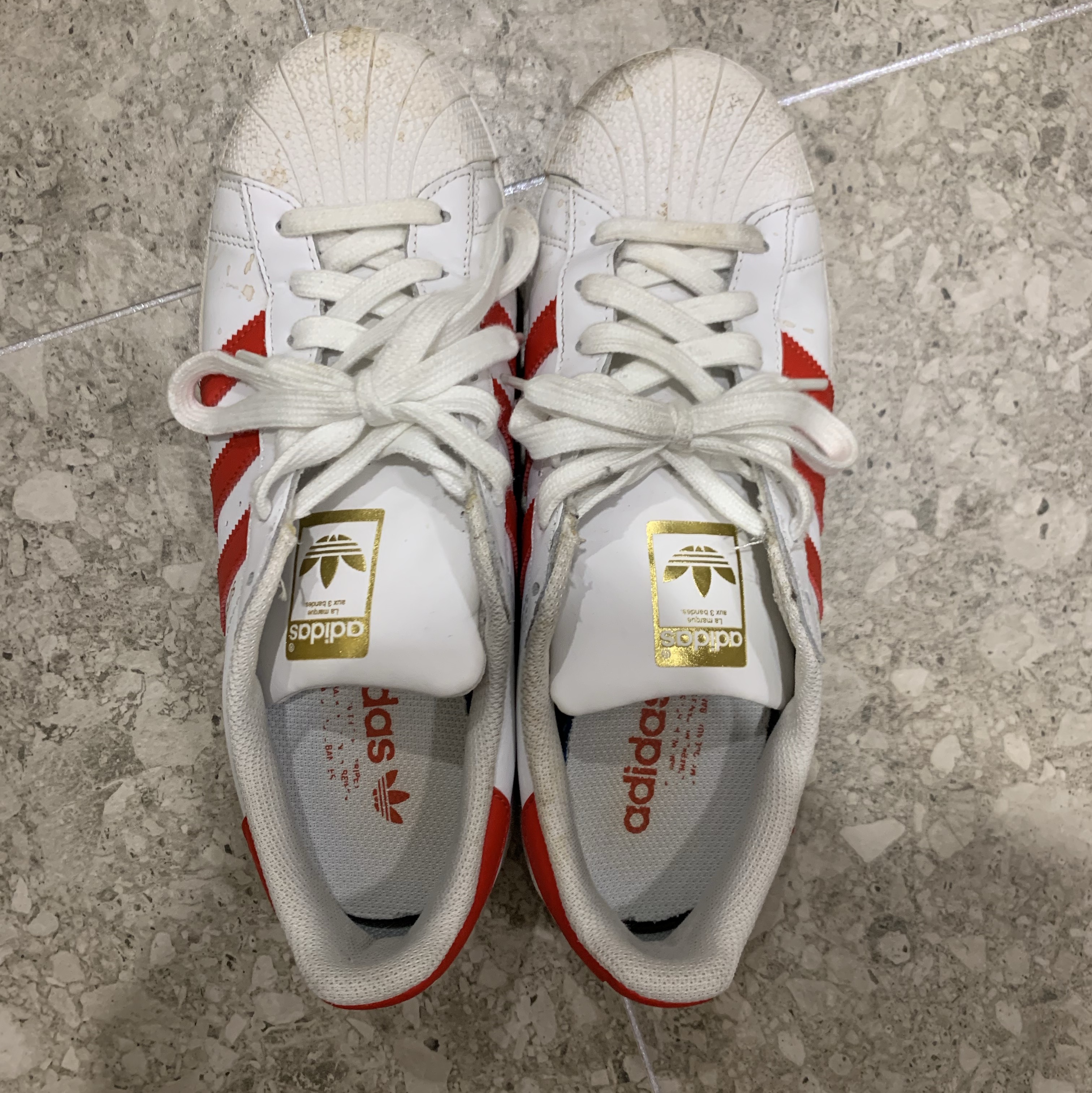 Adidas Superstar Cloud White Vivid Red 착용 스타일
