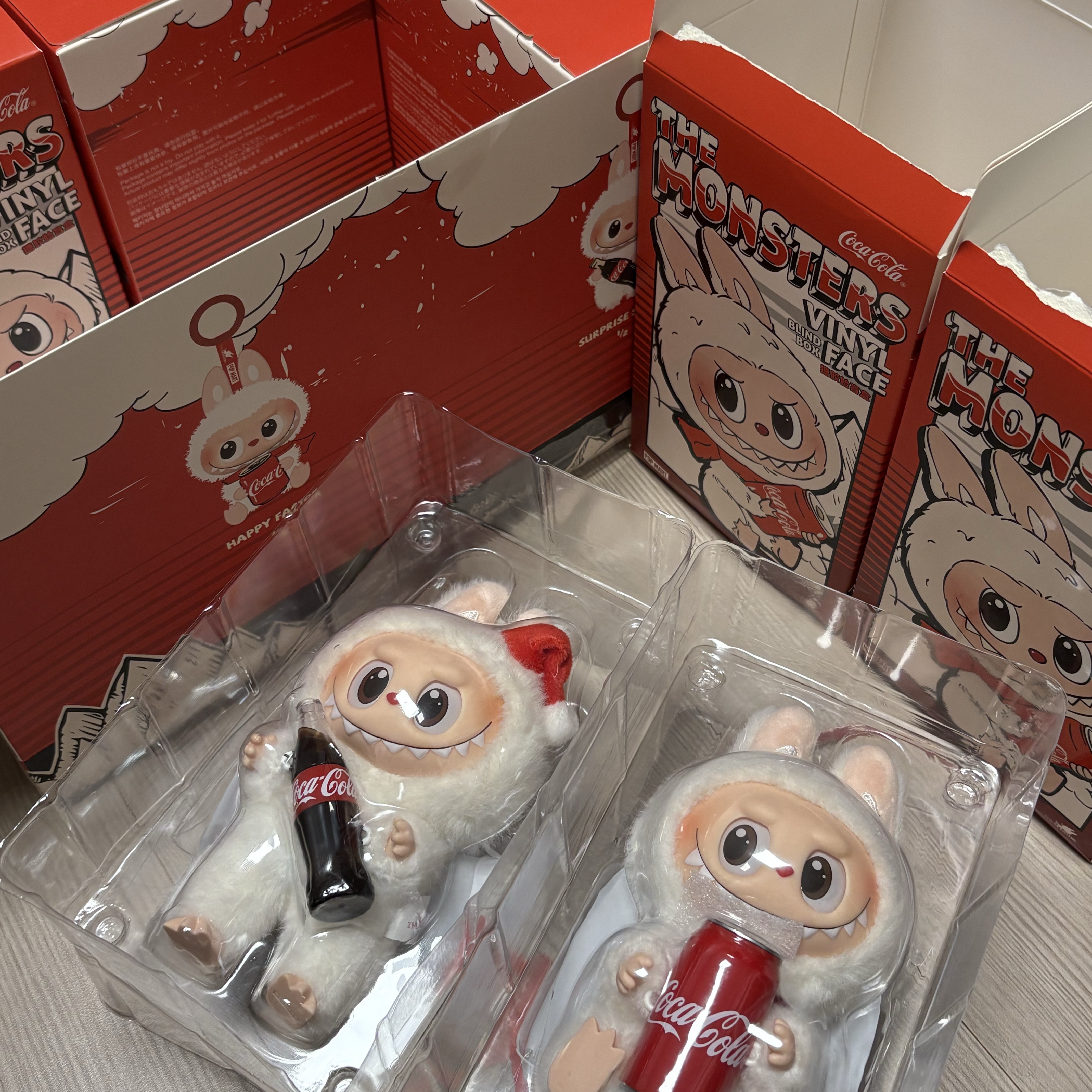 Pop Mart Labubu Coca Cola Series Surprise Shake Keyring (Opened Case), Pop Mart Labubu Coca Cola Series Happy Factor Keyring (Opened Case) 착용 스타일 - 1