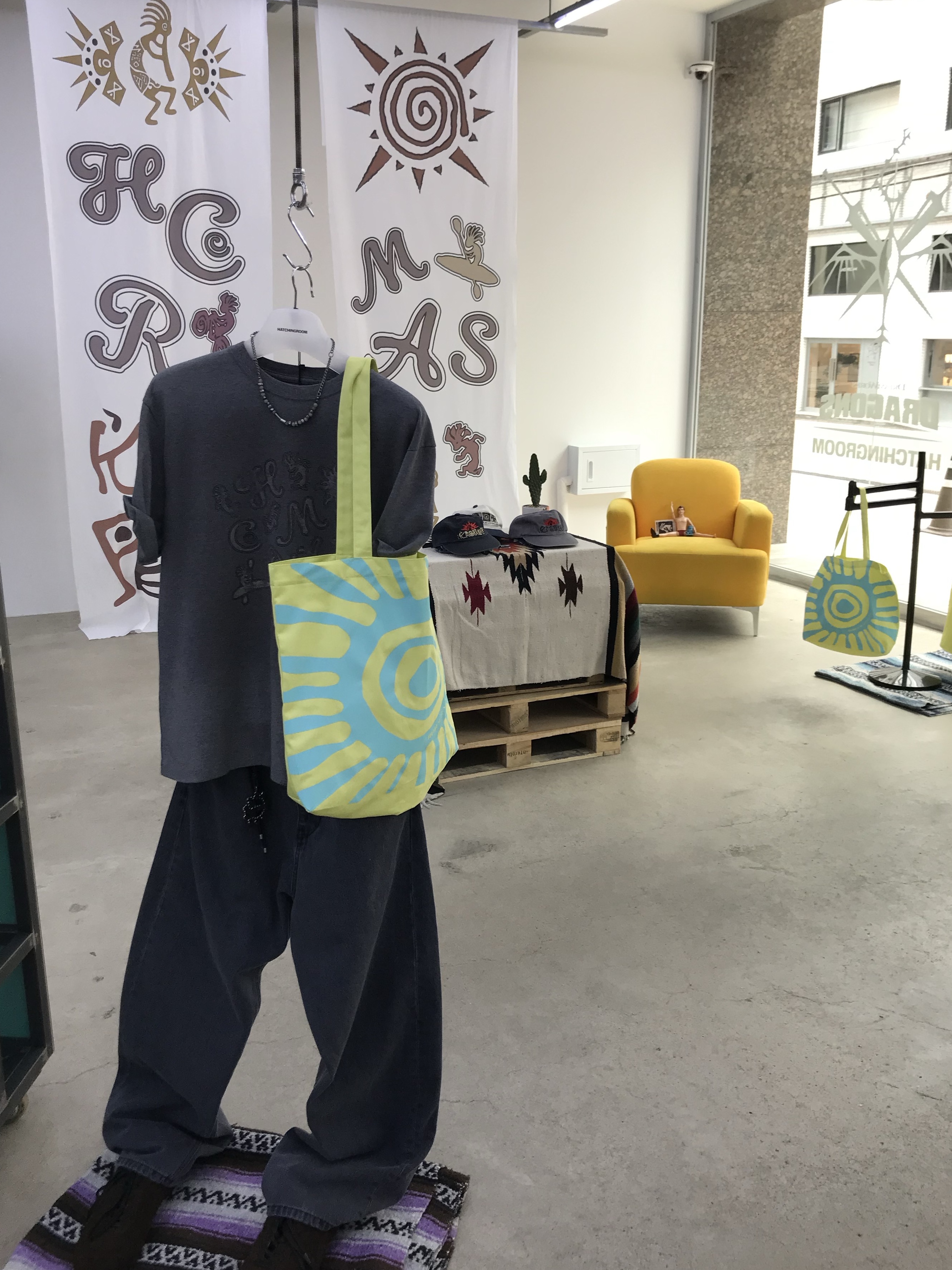 MJD x Koin Seoul Two Tuck Re-Nylon Wide Carpenter Bermuda Pants Black, MJD x Kamien Double Hole Belt Oak Brown 착용 스타일 - 2