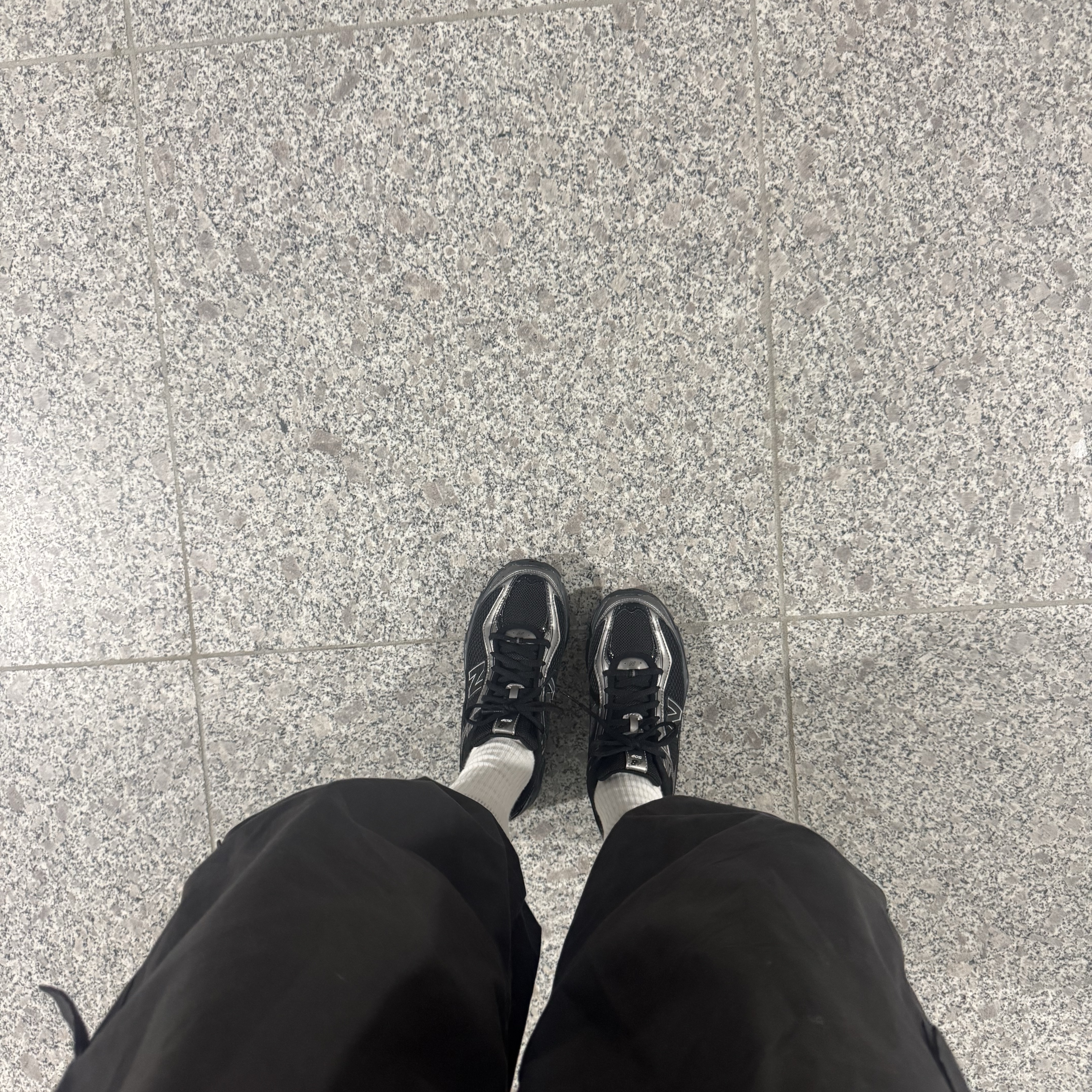 New Balance 509 Black 착용 스타일 - 3