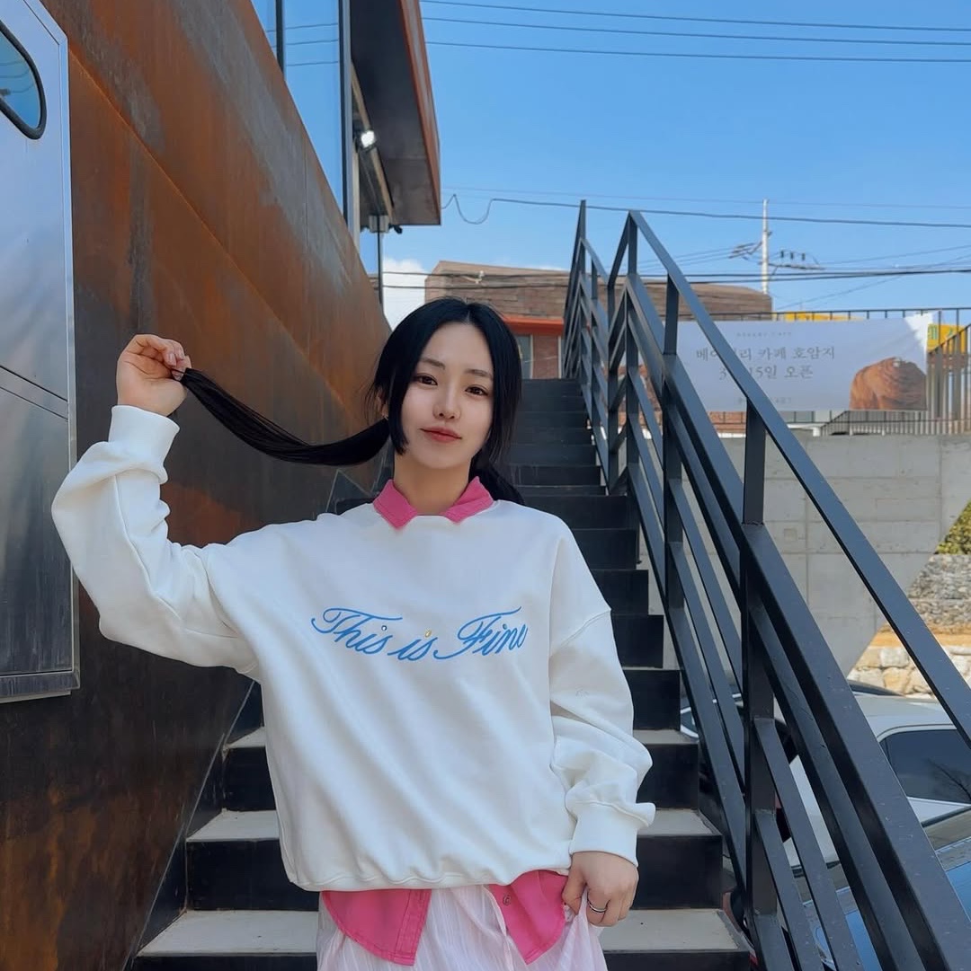 THIS IS FINE Standard Signature Sweatshirt White 착용 스타일 - 5