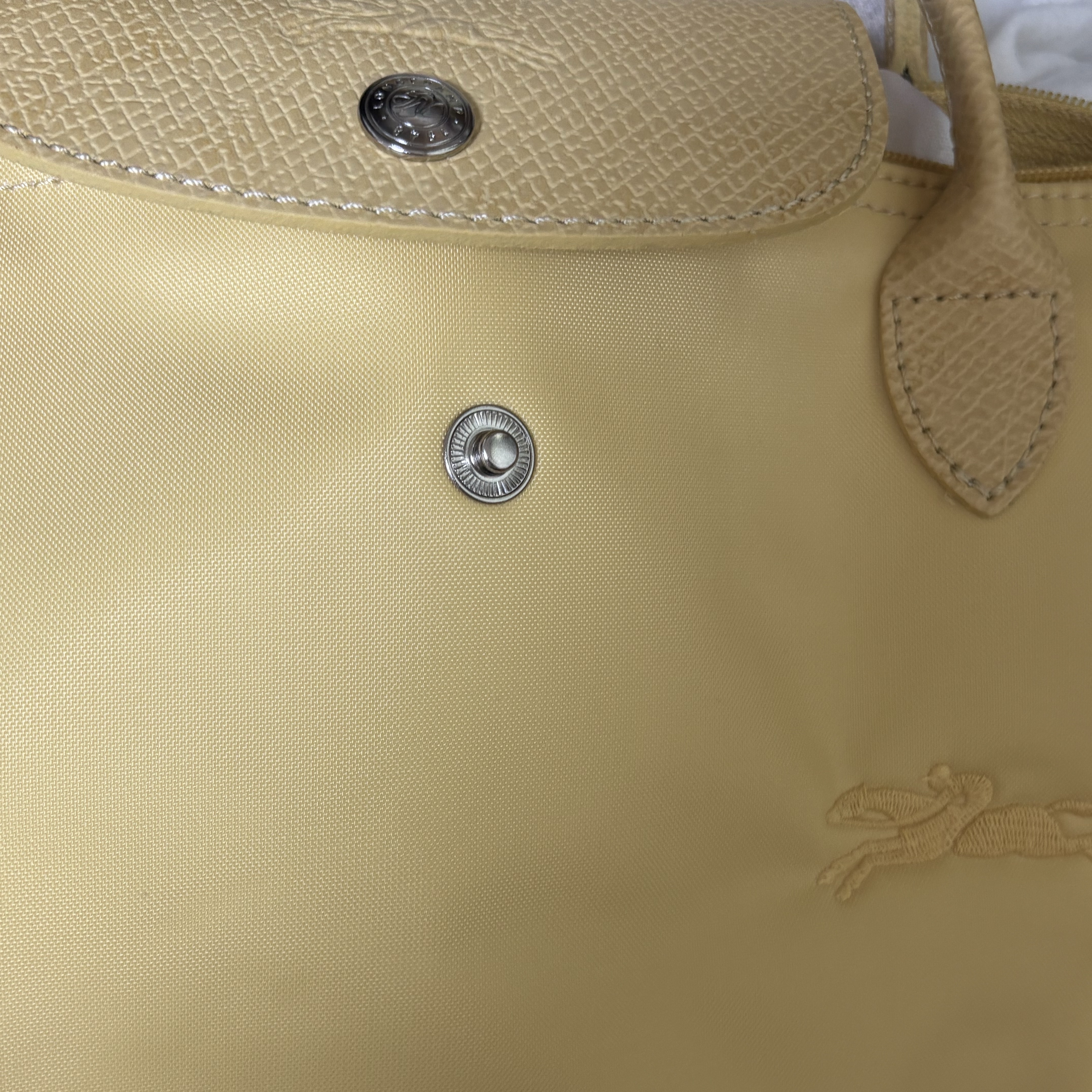 Longchamp Le Pliage Green Tote Bag M Wheat 착용 스타일