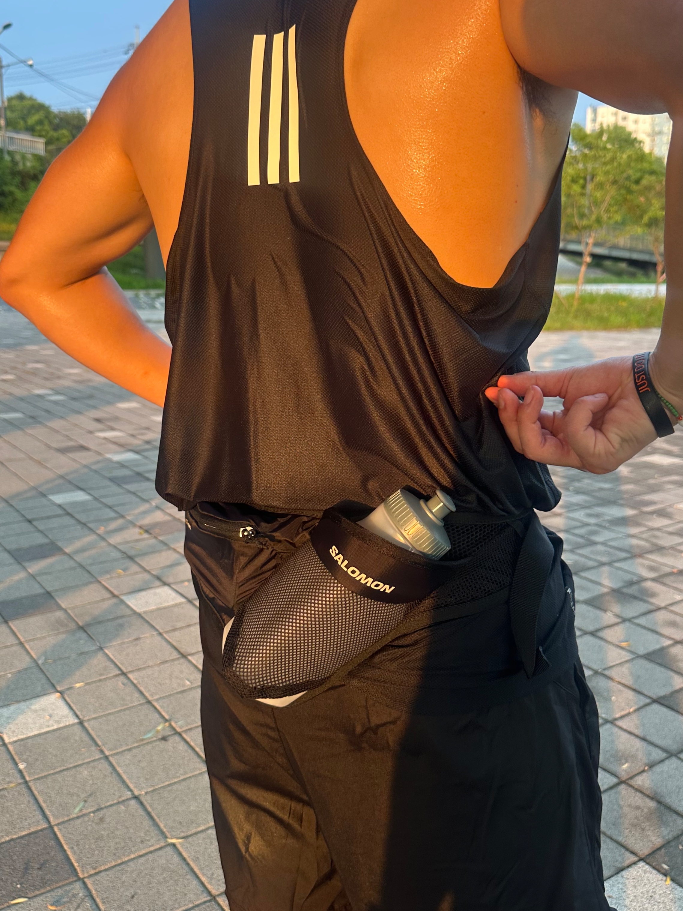 Salomon Active Belt 3D Bottle Black, Oakley Eye Jacket Redux Matte Black Frame Prizm Grey Lenses High Bridge Fit 착용 스타일 - 4