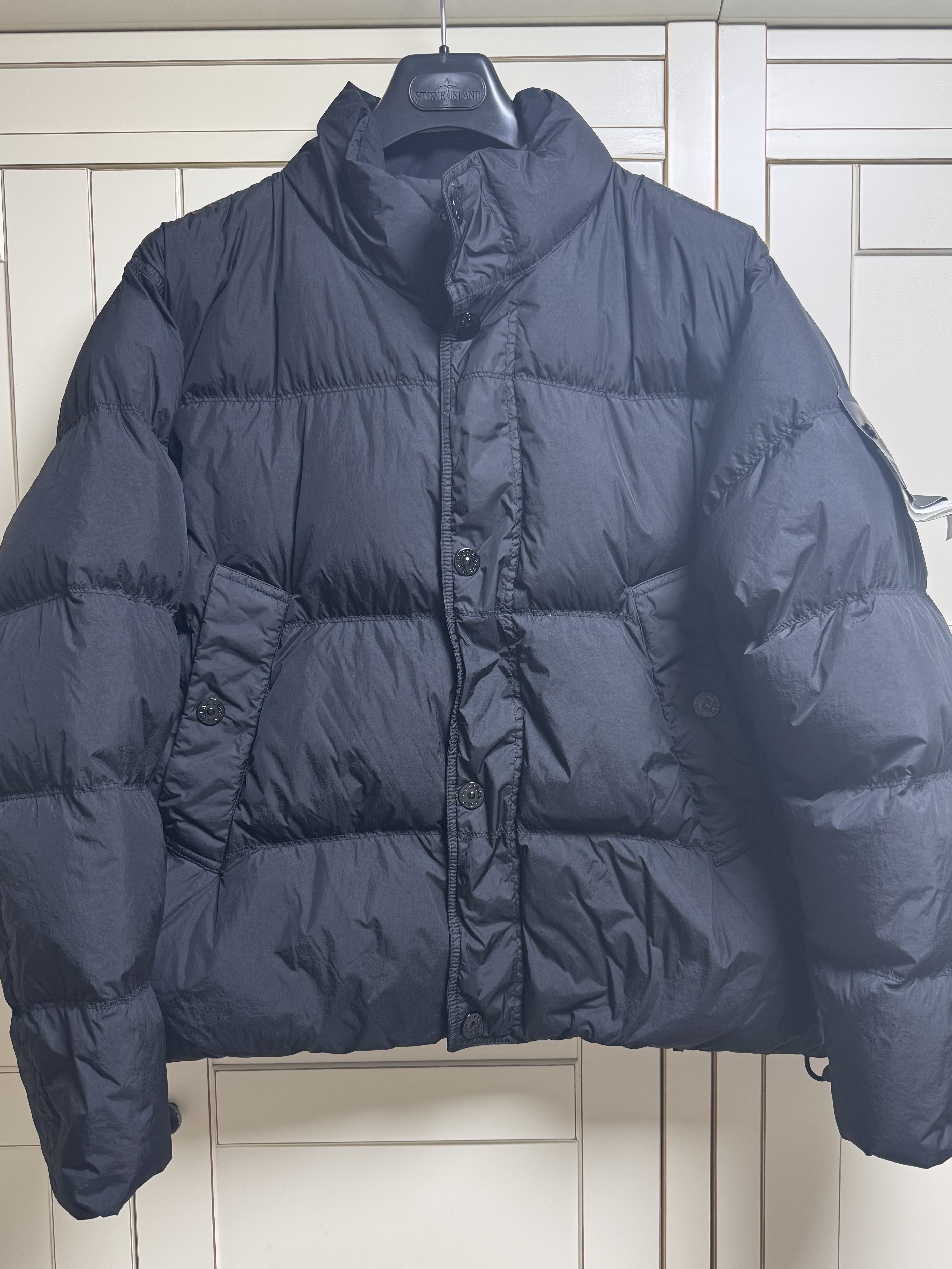 Stone Island 4100010 Crinkle Reps NY Recycled Nylon Down Jacket with Wind Resistant Black - 25FW 착용 스타일