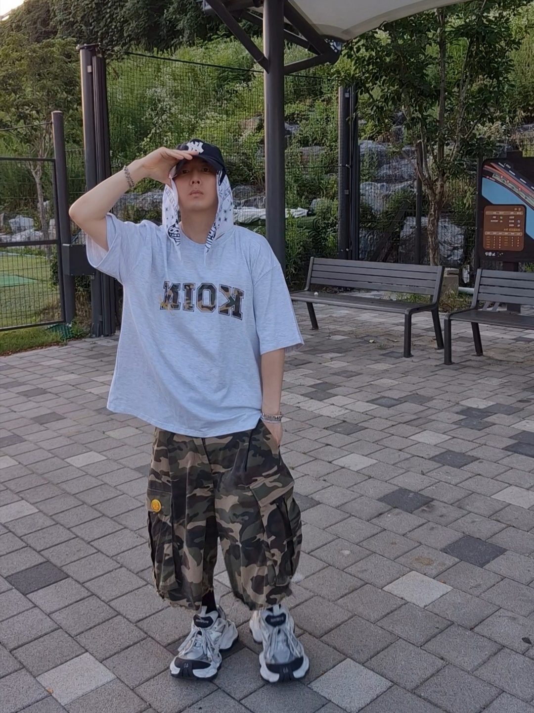Farfromwhat Far Patch Logo Cap Navy, Undermycar Mu.47 Anti Fxxking Logo Play Big Cargo Camo Shorts Camo Mocha 착용 스타일 - 1