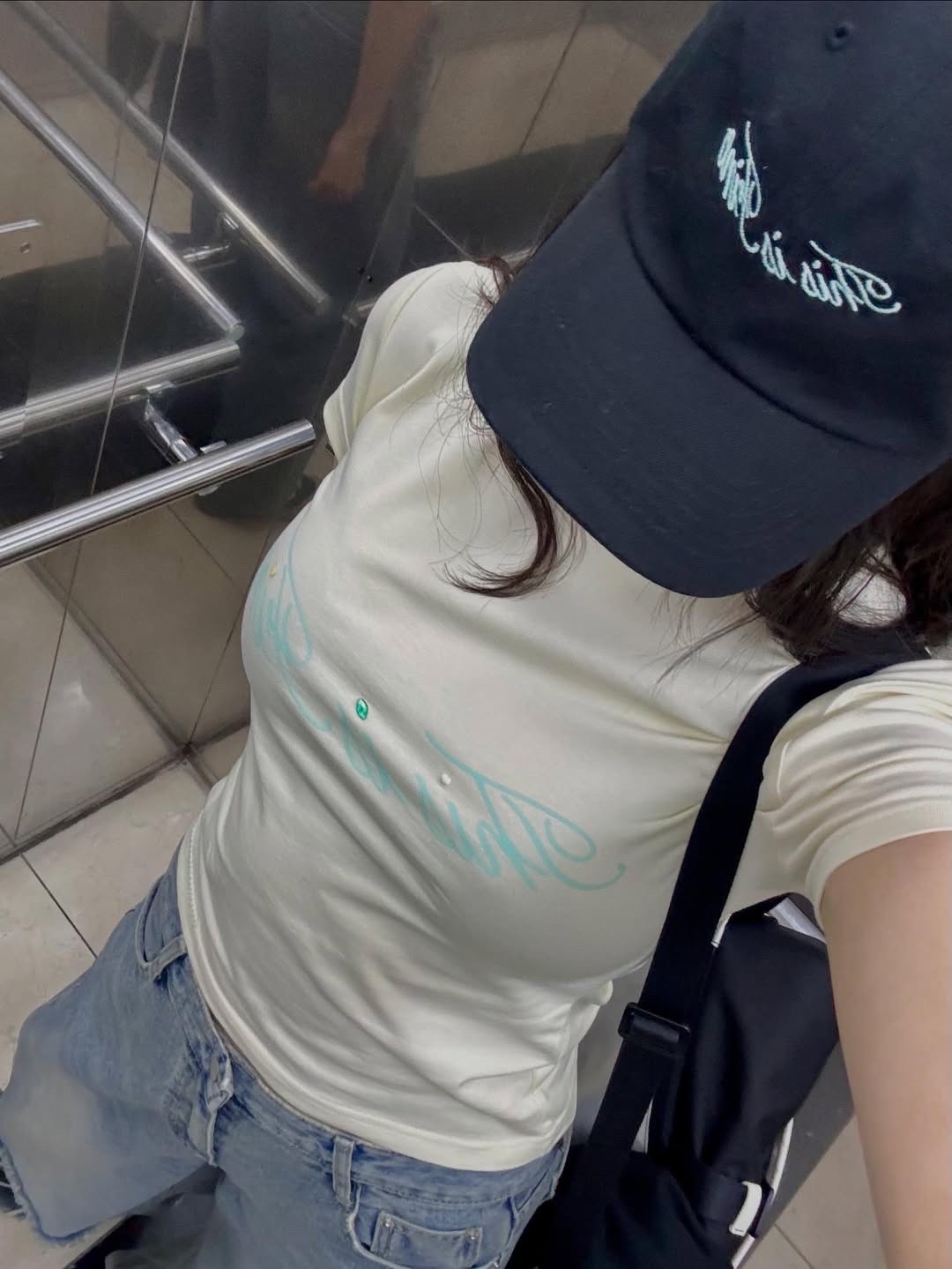 THIS IS FINE Signature Ball Cap Black, THIS IS FINE Cropped Signature Tee Cream 착용 스타일 - 6