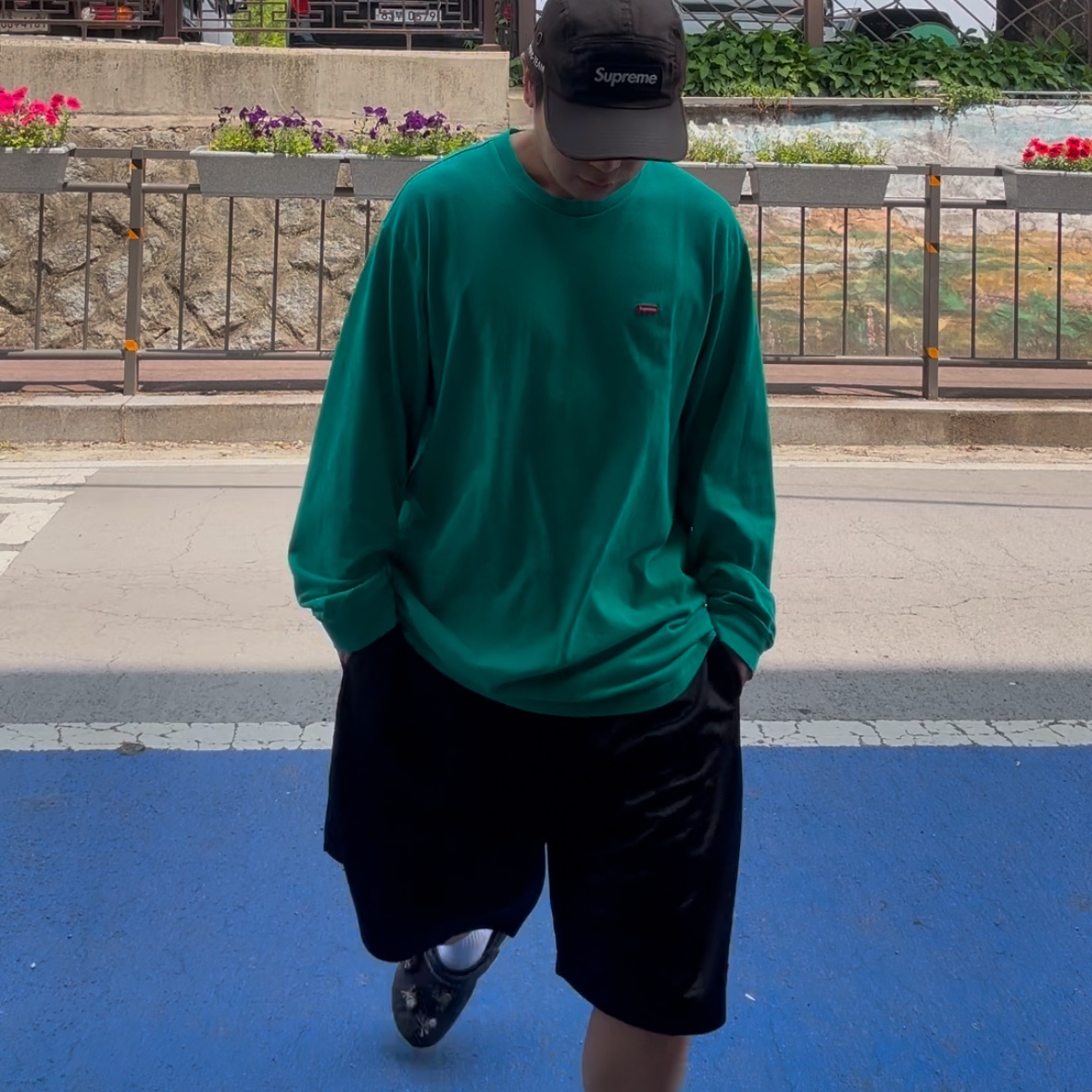 Supreme Small Box Baggy Mesh Shorts Navy 착용 스타일