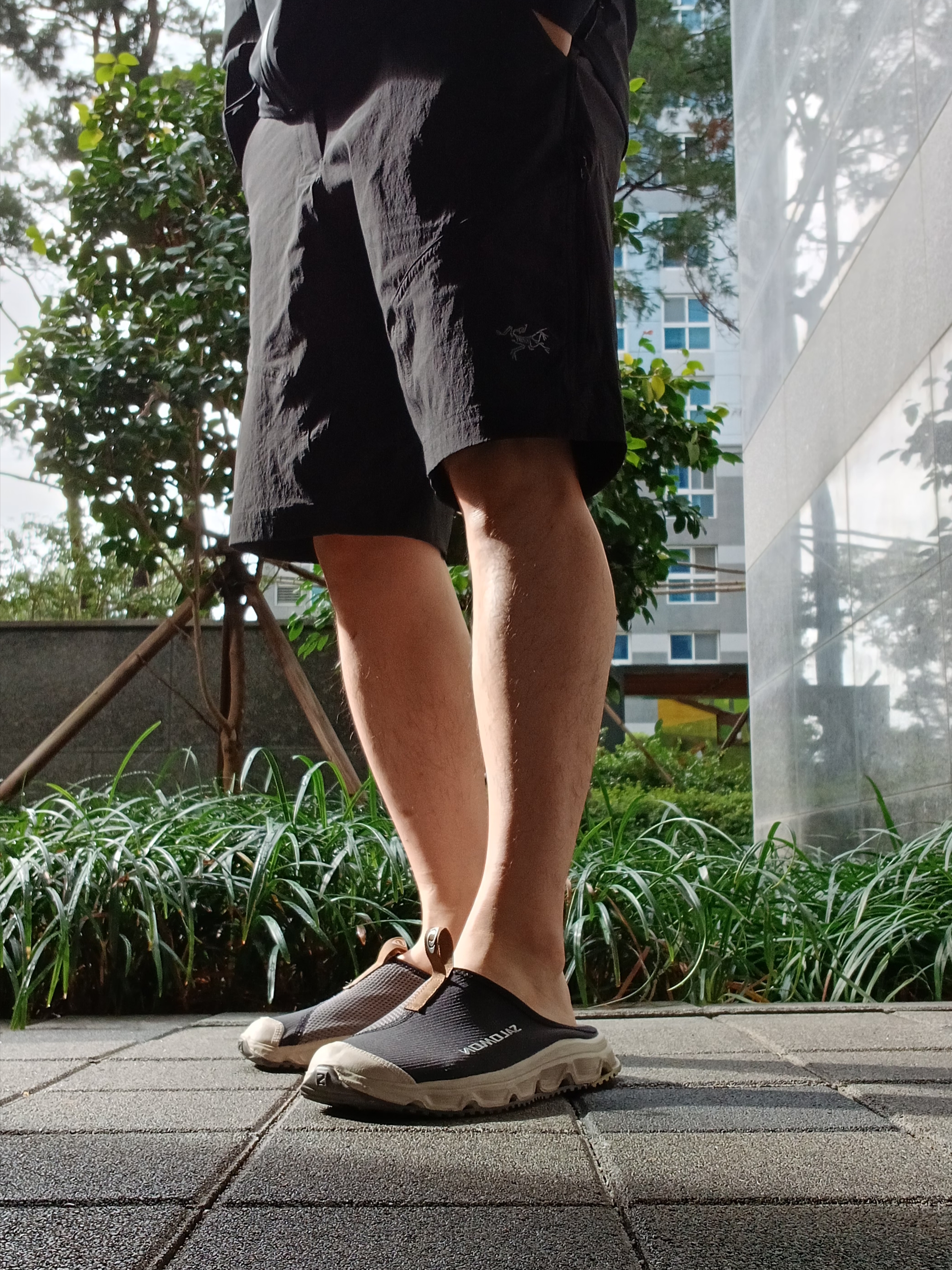 Arc'teryx Norvan Jacket Black, Arc'teryx Cronin Shorts 11 Inch Black 착용 스타일 - 3