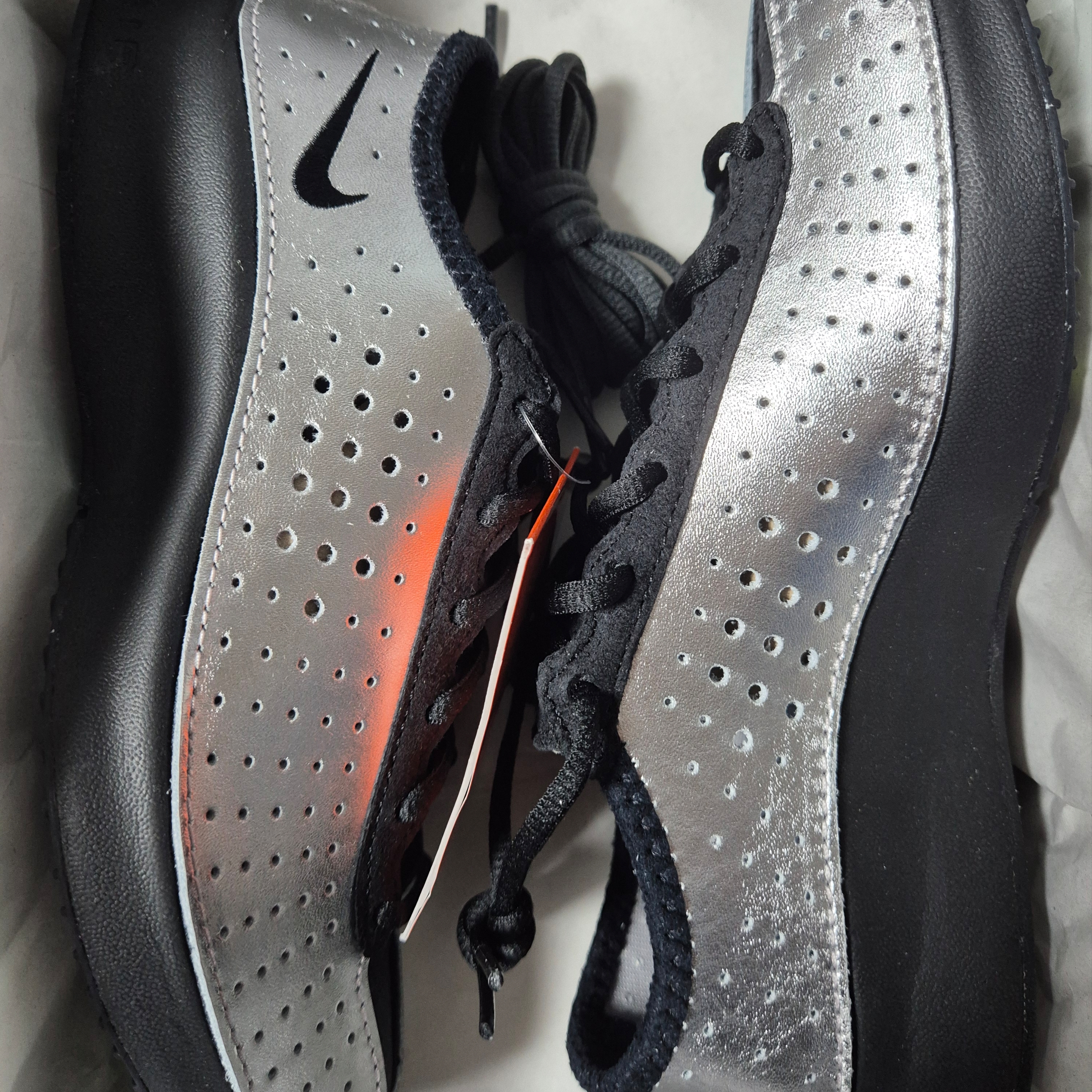 (W) Nike Air Superfly Metallic Silver and Black 착용 스타일 - 2