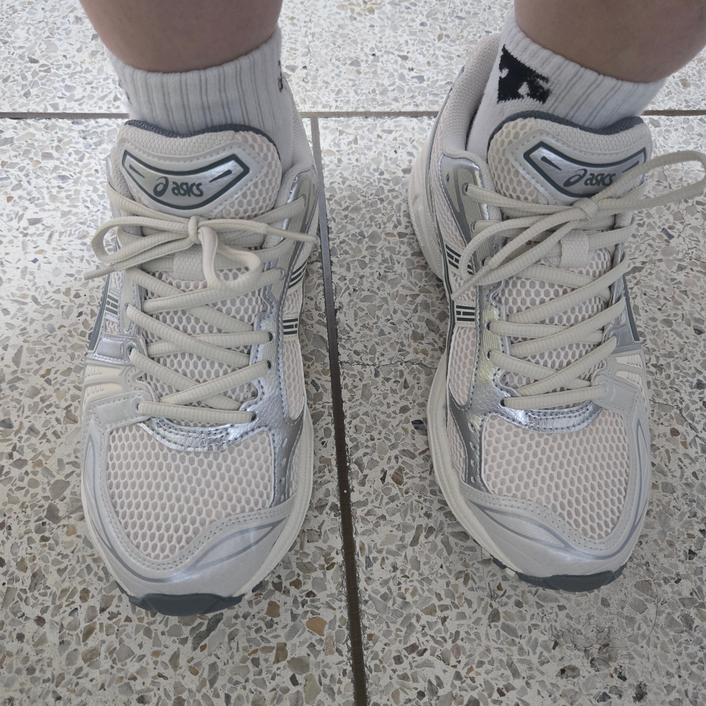 Asics Gel-Kayano 14 Birch Dark Pewter 착용 스타일