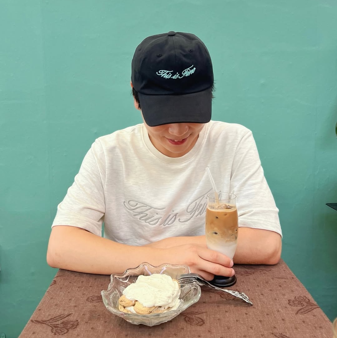 THIS IS FINE Signature Ball Cap Black, THIS IS FINE Oversized Signature Tee Oat 착용 스타일 - 4