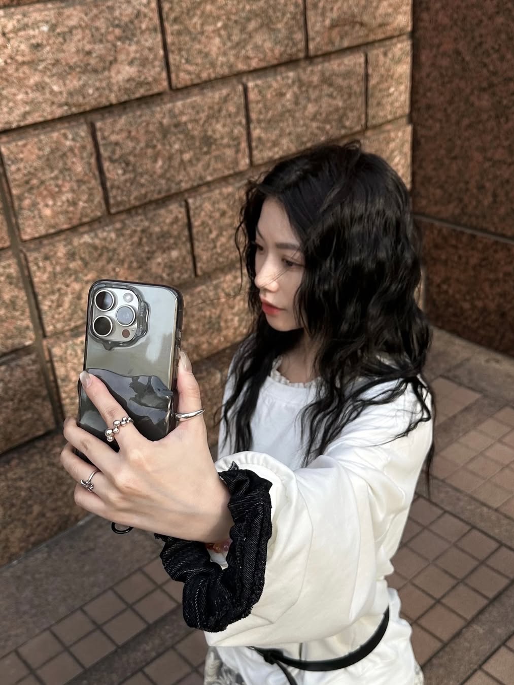 Gragg Double Layers Case - Clear Black 착용 스타일