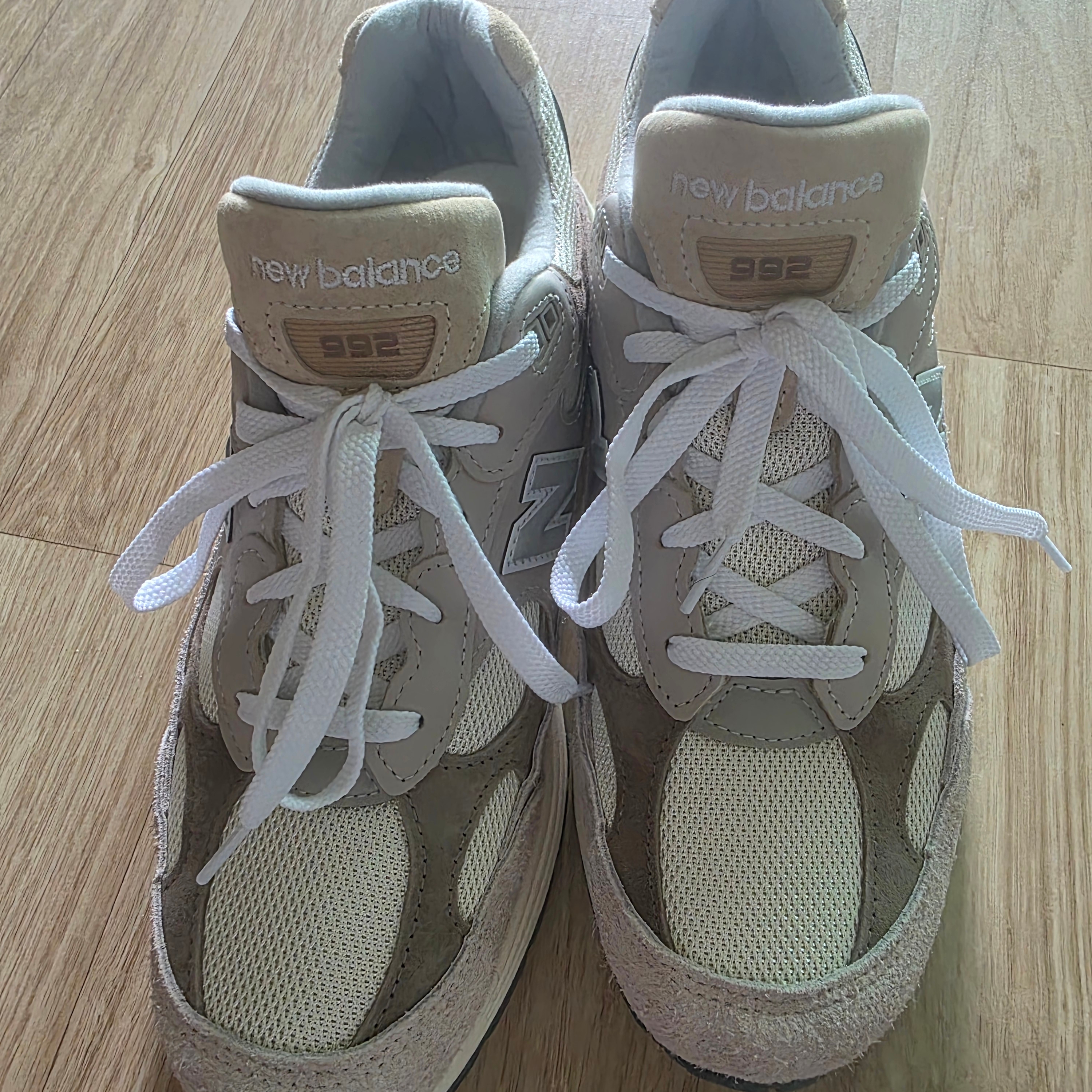New Balance 992 Made in USA Moonrock Mushroom 착용 스타일 - 1