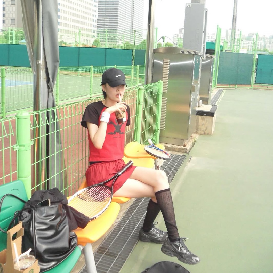 Dominant Bat Raglan Crop T-Shirt Red 착용 스타일 - 5