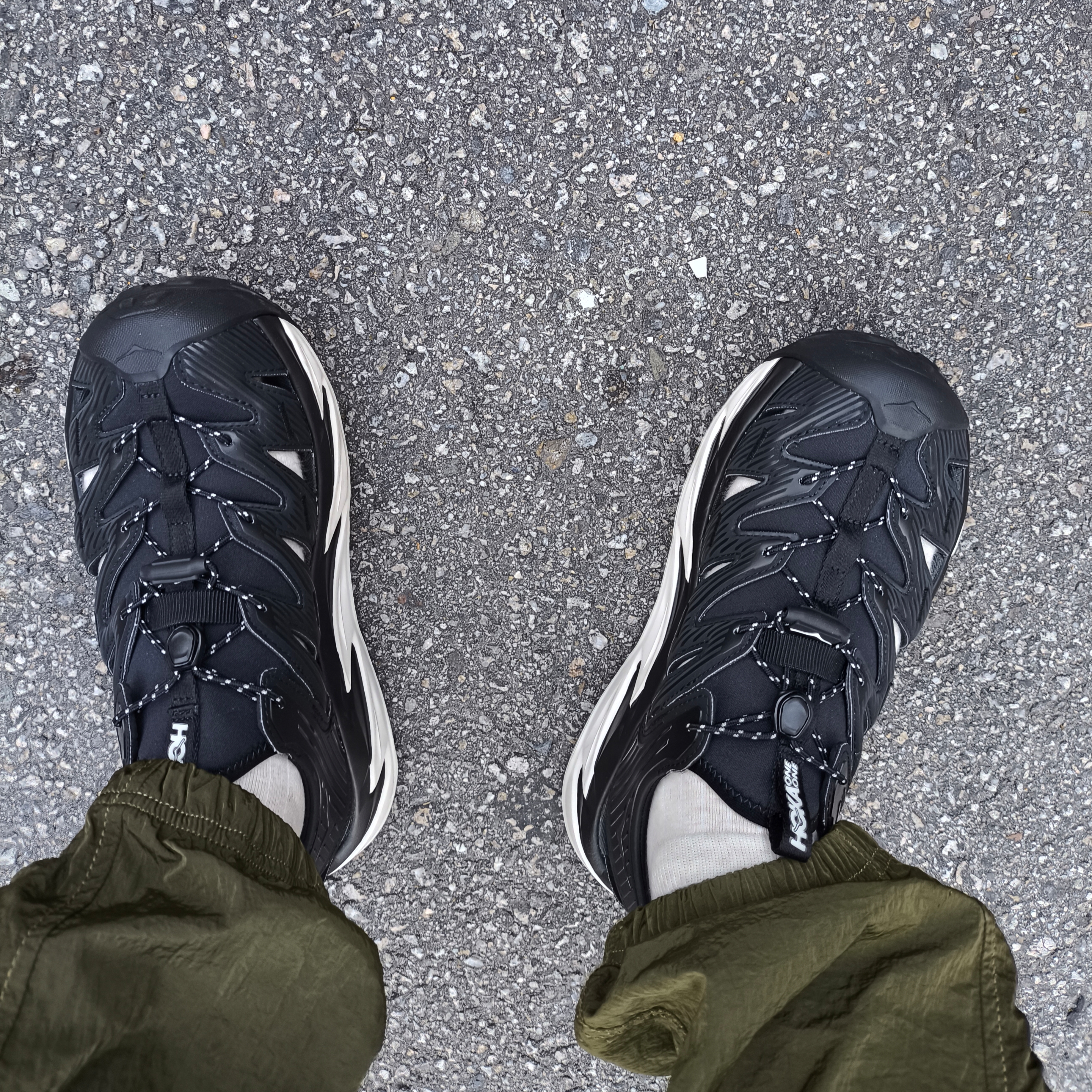 Hoka Hopara Black Alabaster 착용 스타일 - 2