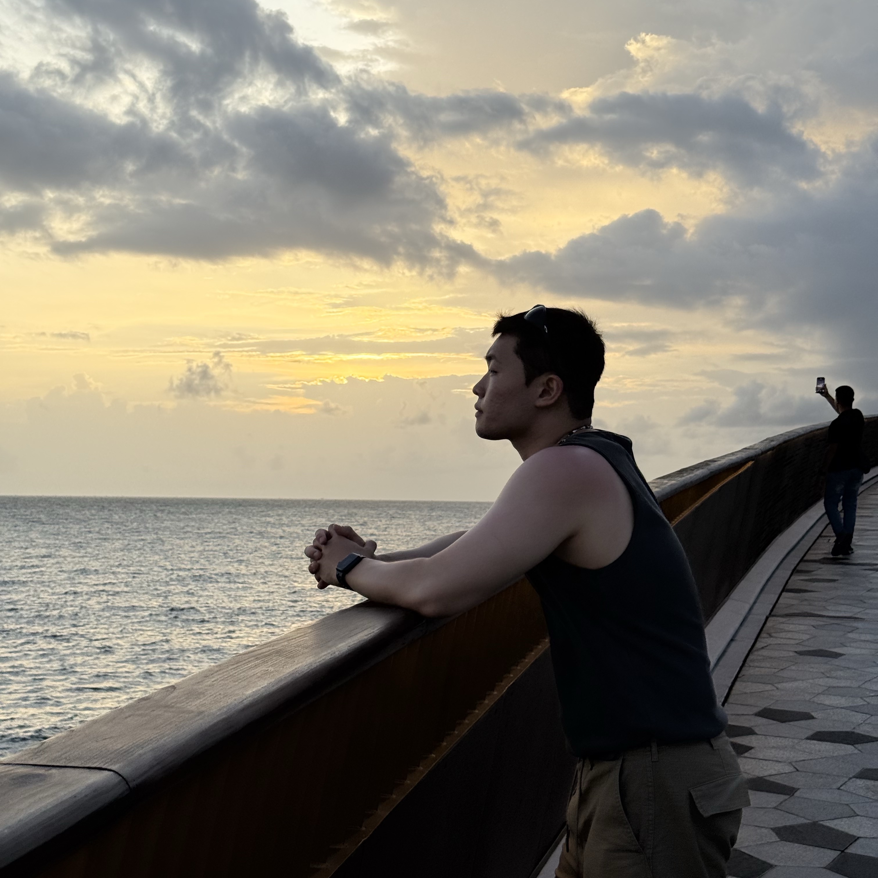 Oakley Eye Jacket Redux Matte Black Frame Prizm Grey Lenses High Bridge Fit, BAPE Ape Head Keychain (Synthetic Rubber) 착용 스타일 - 3