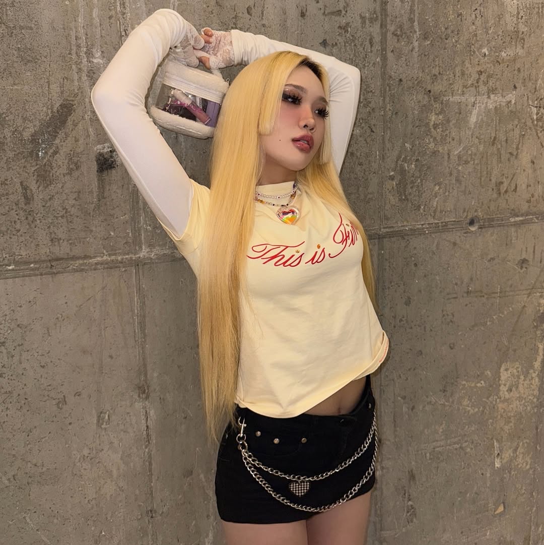 THIS IS FINE Cropped Signature Tee Yellow 착용 스타일 - 5