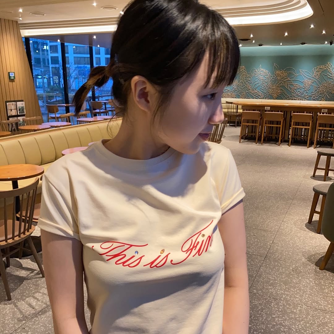 THIS IS FINE Cropped Signature Tee Yellow 착용 스타일 - 7