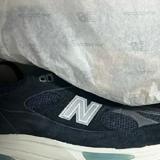 New Balance 991v2 Made in UK Dark Navy Smoked Pearl 착용 스타일