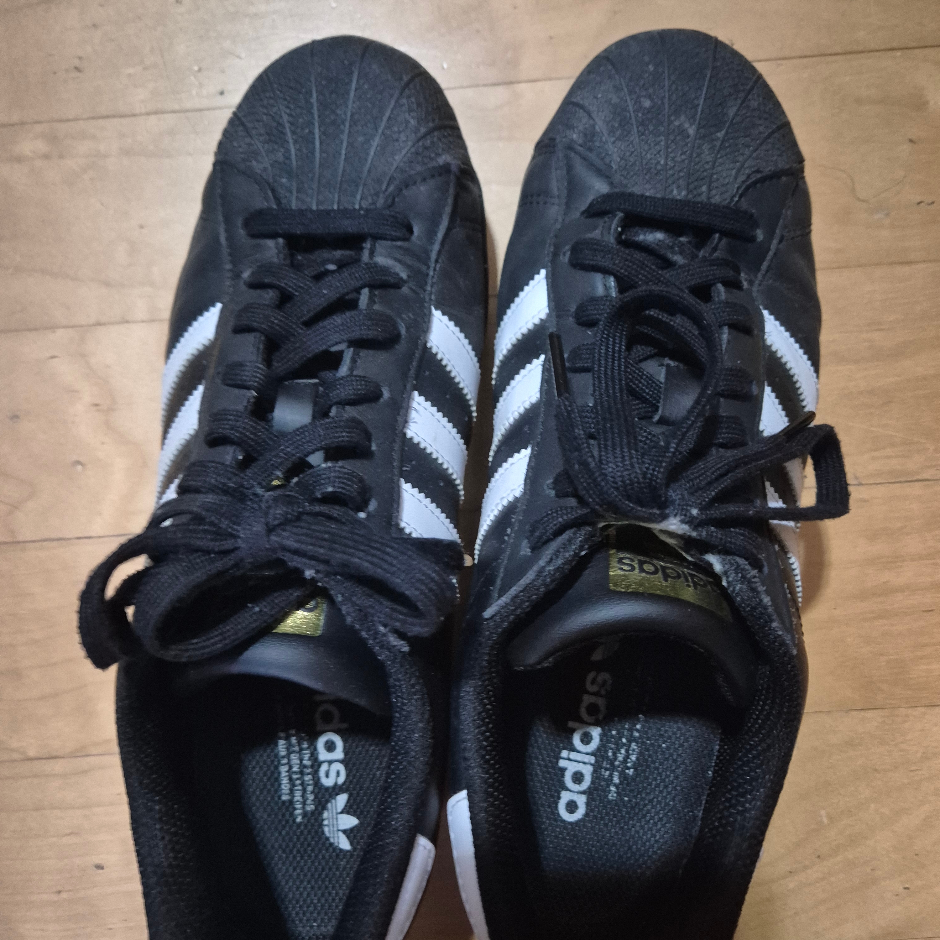 Adidas Superstar Core Black White 착용 스타일
