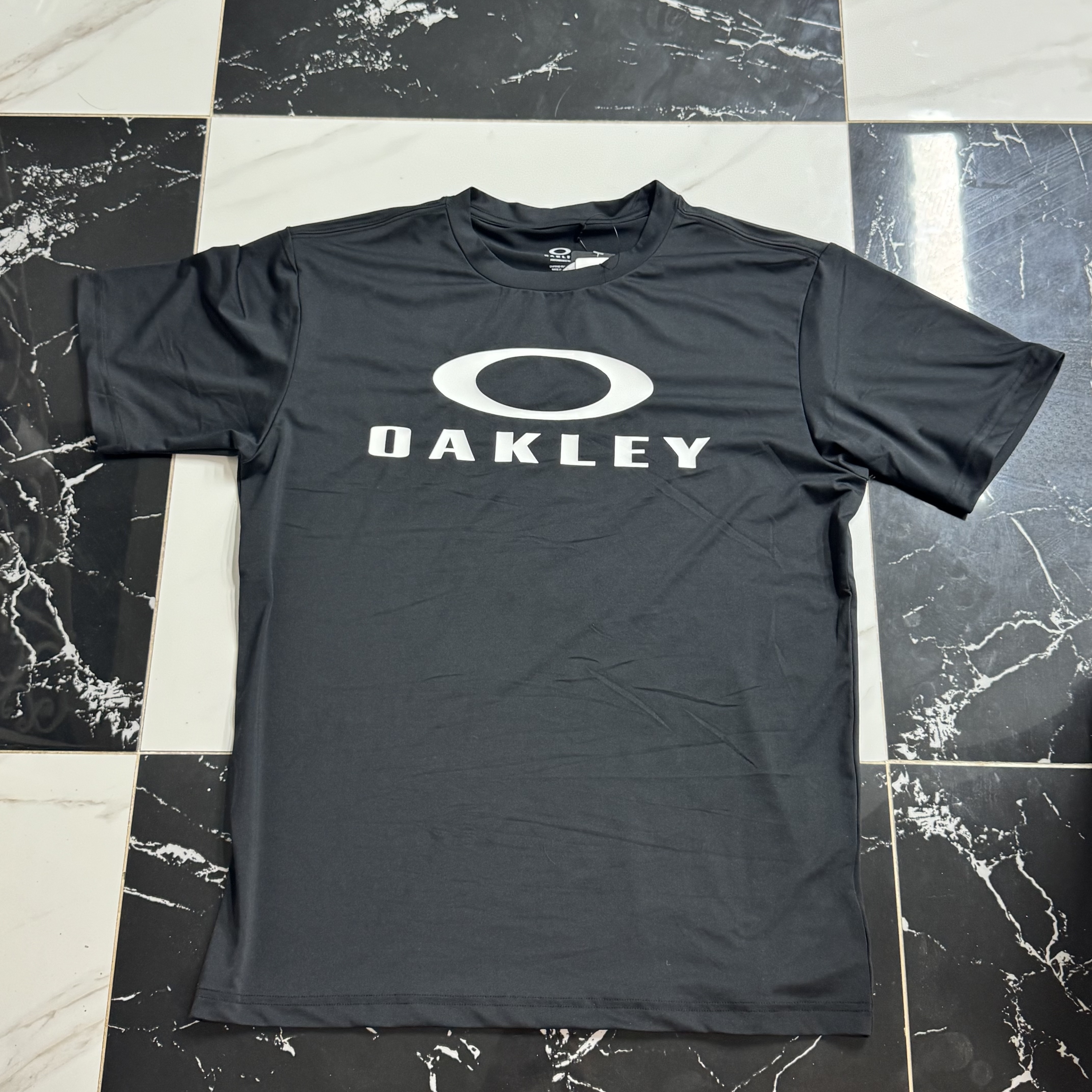 Oakley O Bark 2.0 T-Shirt Blackout 착용 스타일