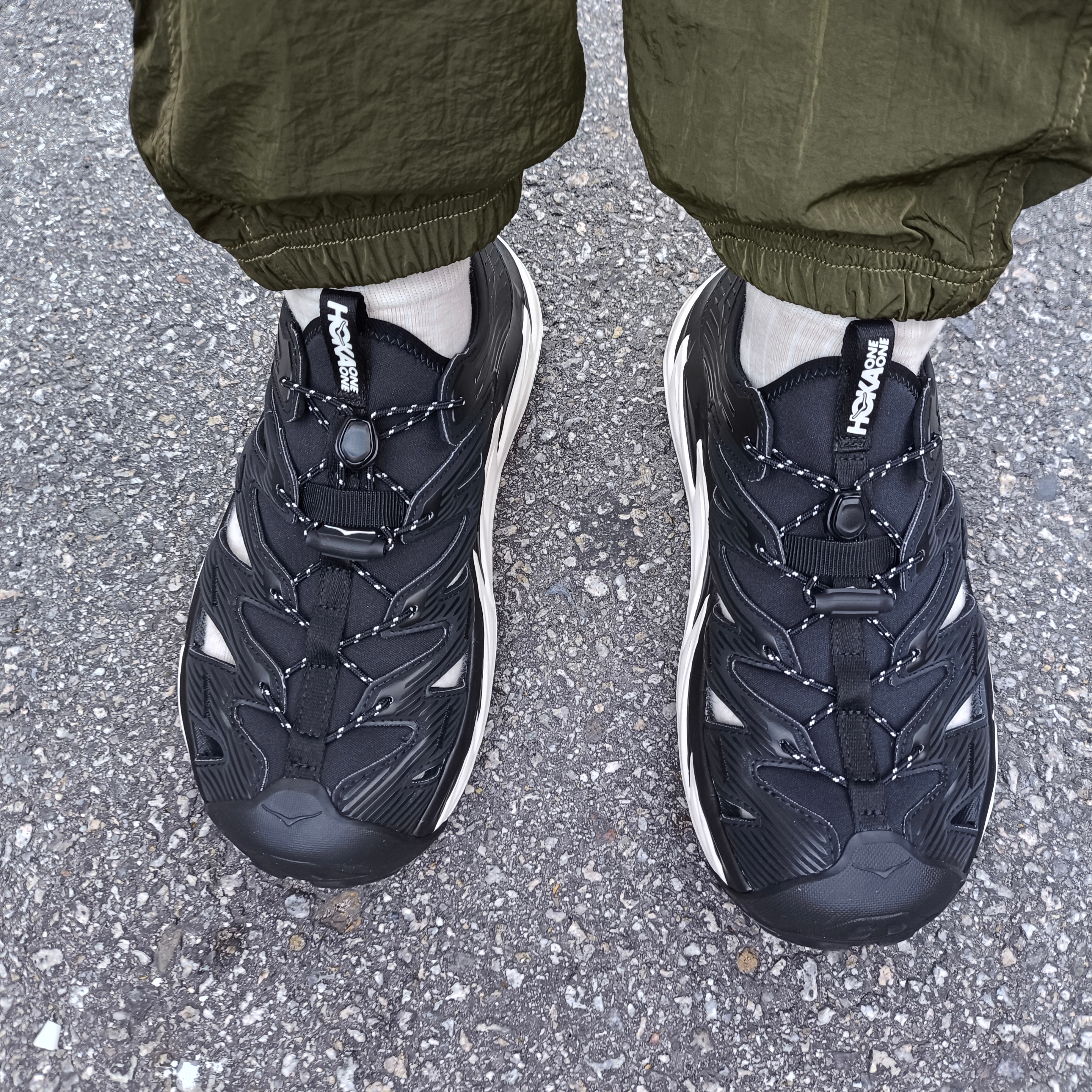 Hoka Hopara Black Alabaster 착용 스타일 - 1