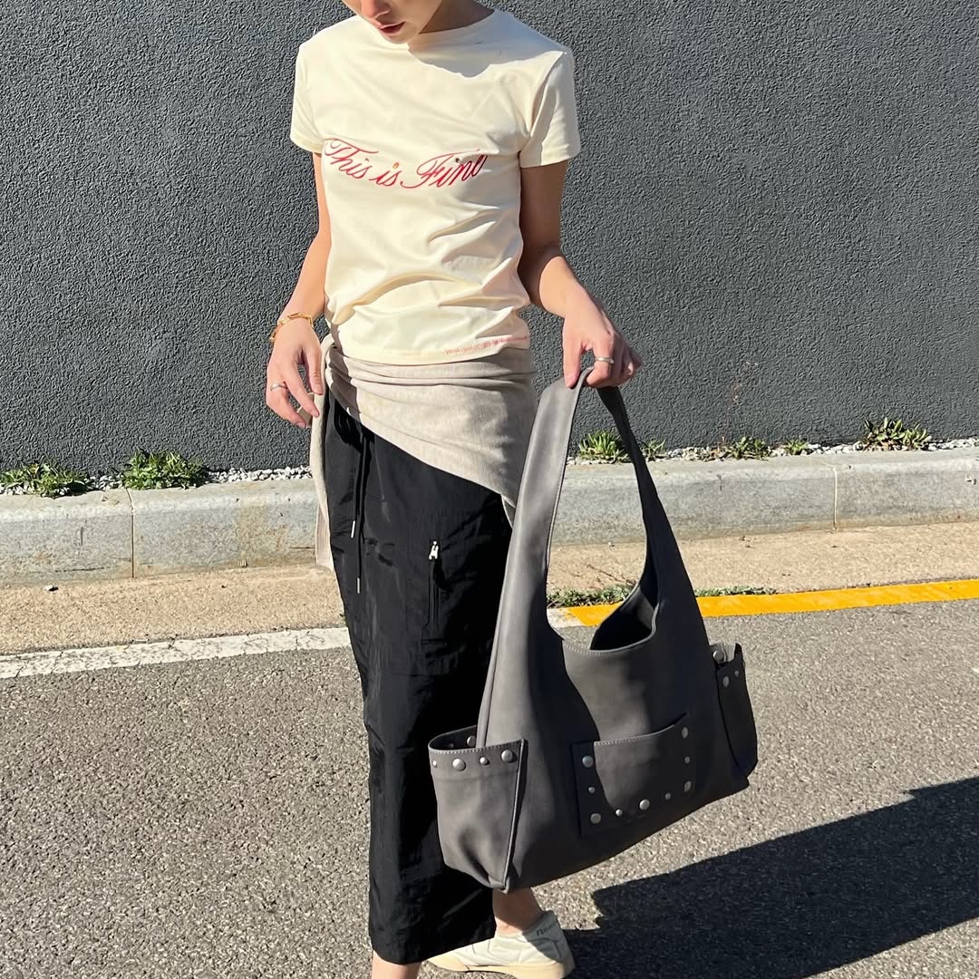 THIS IS FINE Cropped Signature Tee Yellow 착용 스타일 - 5