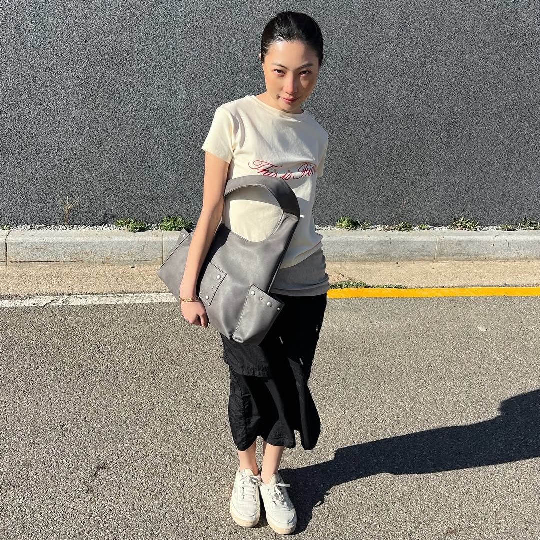 THIS IS FINE Cropped Signature Tee Yellow 착용 스타일 - 6