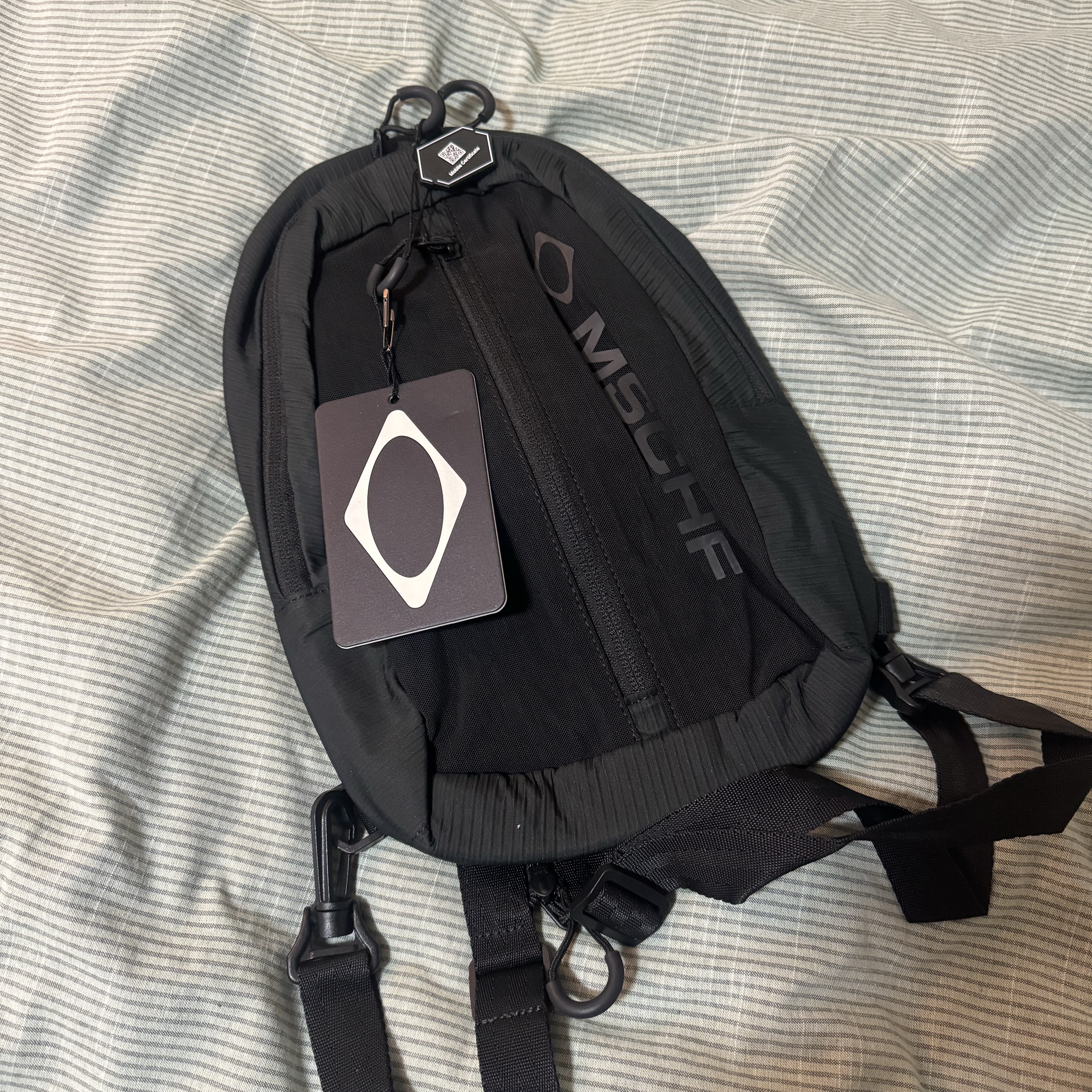 Mischief 2Way Mesh Sling Bag Black 착용 스타일