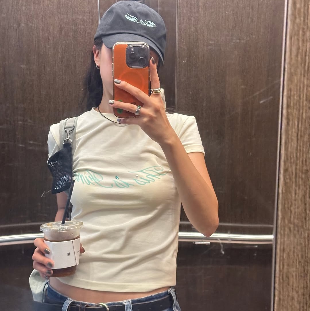 THIS IS FINE Signature Ball Cap Black, THIS IS FINE Cropped Signature Tee Cream 착용 스타일 - 4