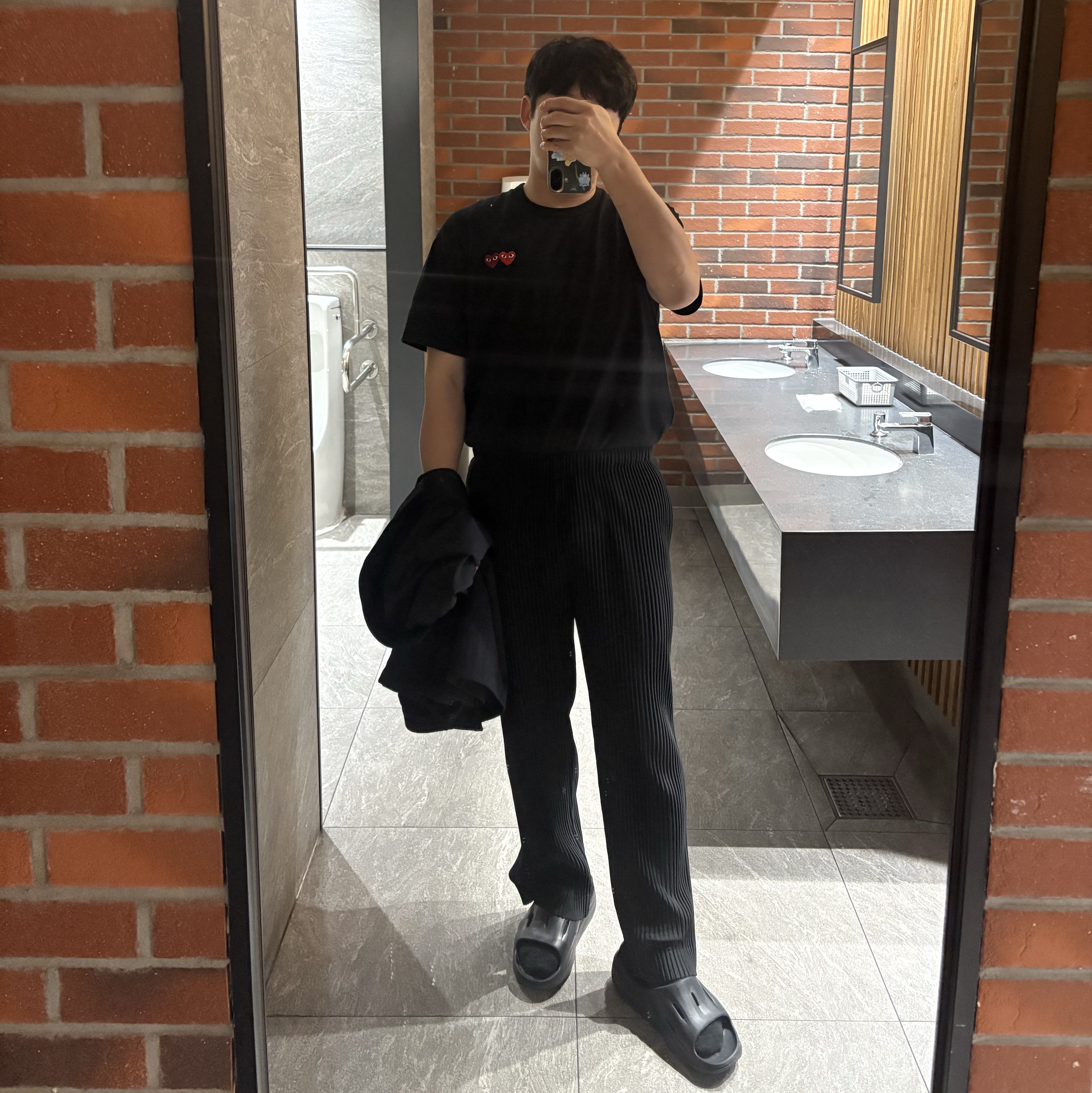 Play Comme des Garcons Double Heart T-Shirt Black, Hoka Ora Recovery Slide 3 Black 착용 스타일
