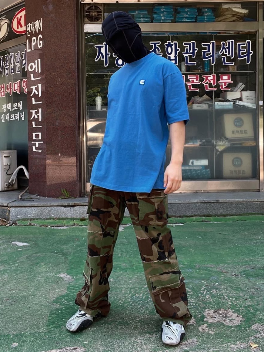 Dominant Distressed Camo Cargo Pants 착용 스타일 - 1