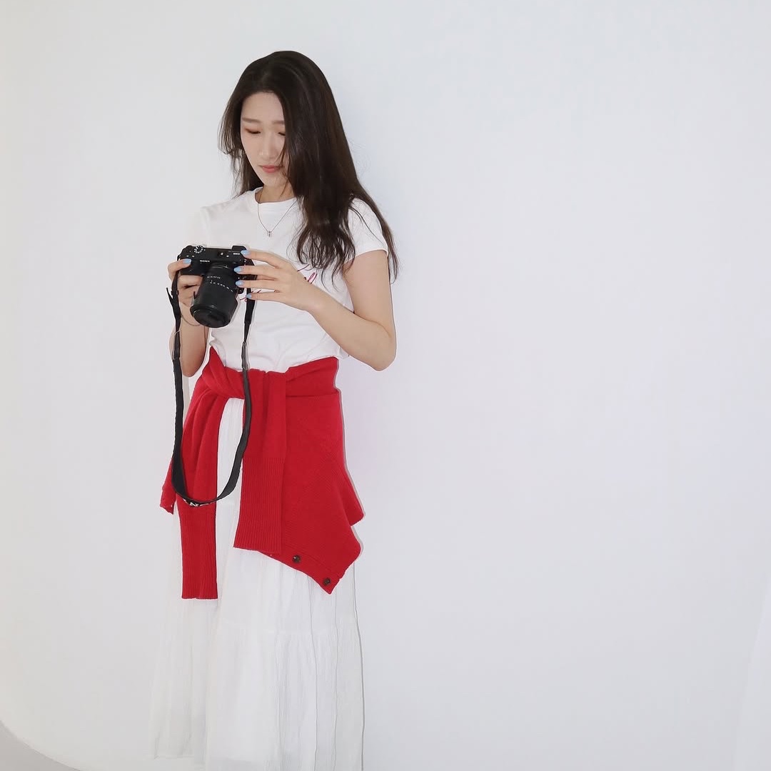 THIS IS FINE Cropped Signature Tee White 착용 스타일 - 5