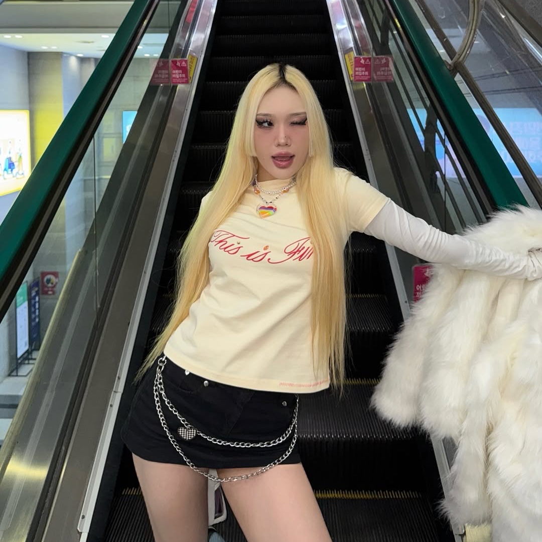 THIS IS FINE Cropped Signature Tee Yellow 착용 스타일 - 2