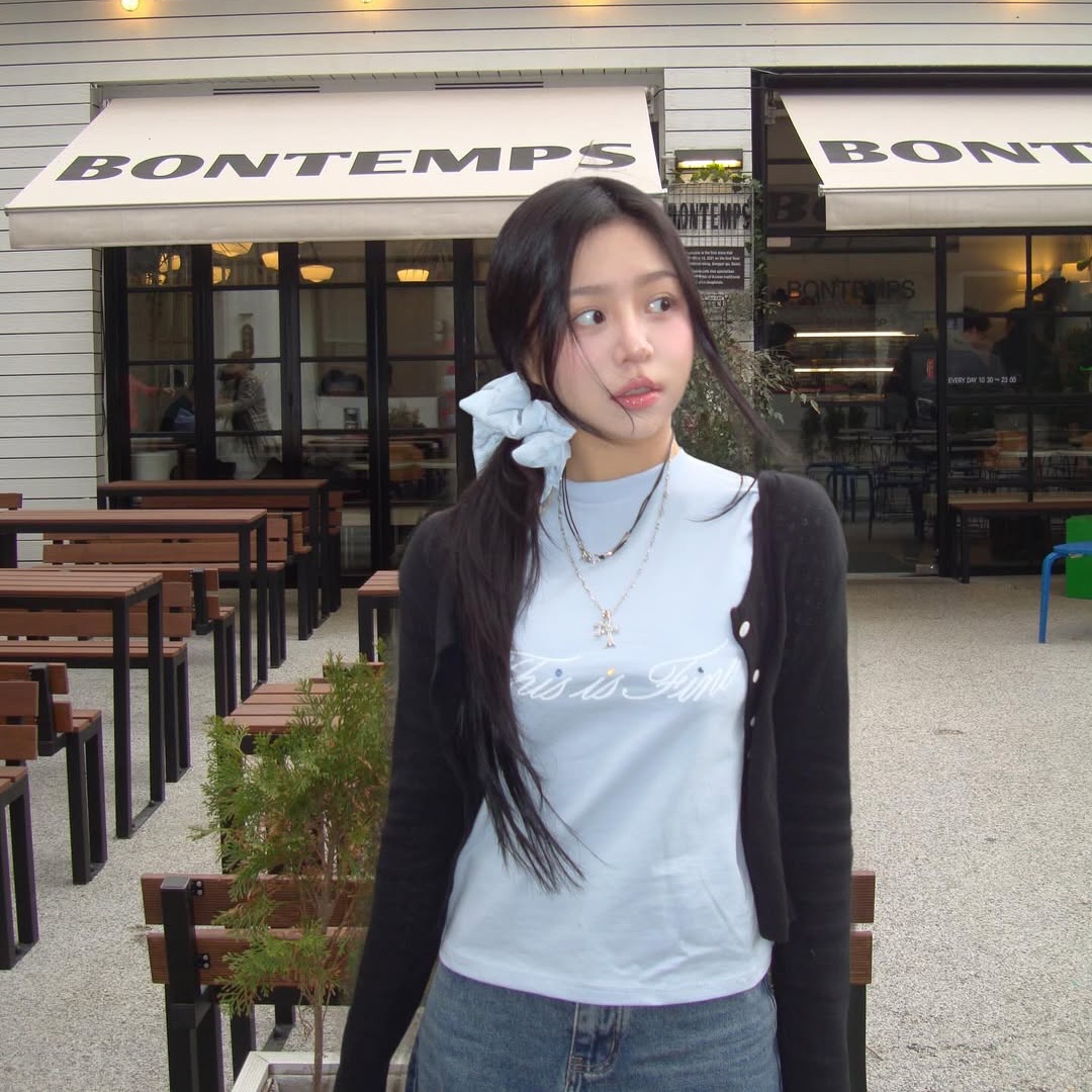 THIS IS FINE Cropped Signature Tee Sky 착용 스타일 - 2