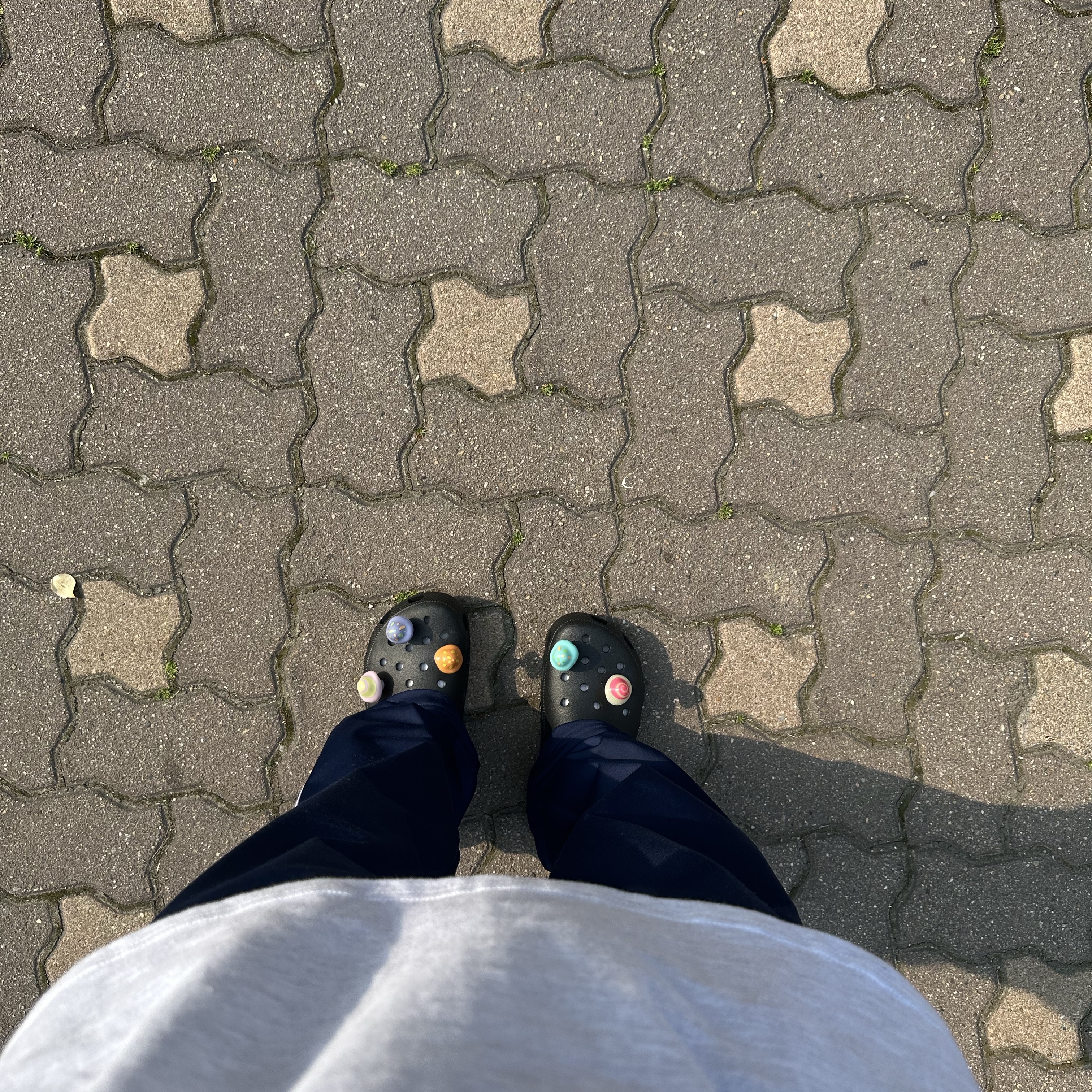 Crocs Classic Clog Black, Adidas Adicolor Classics Firebird Track Pants Night Indigo - US Sizing 착용 스타일 - 1