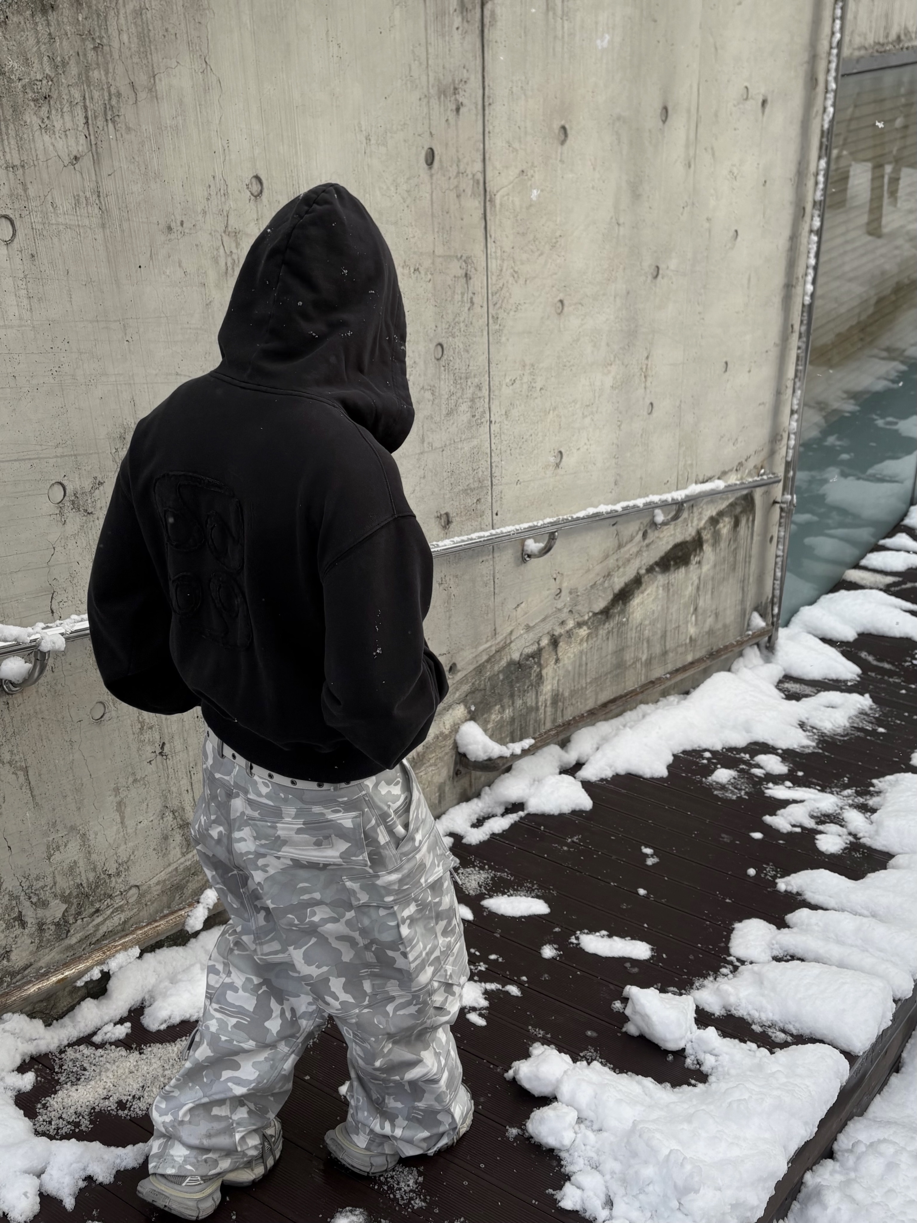 Farfromwhat Far Camo Cargo Pants White 착용 스타일 - 3