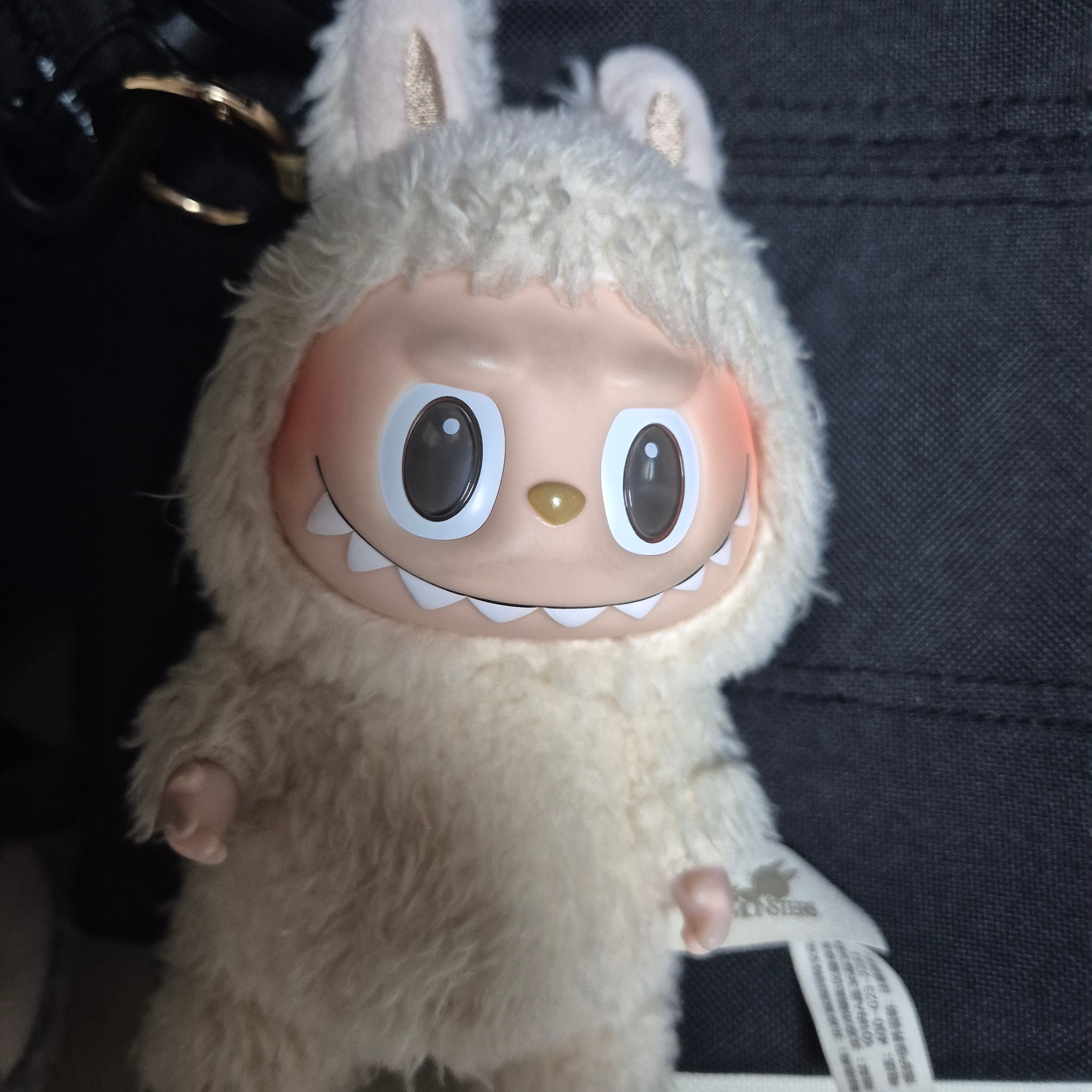 Pop Mart Labubu The Monsters Labubu Tasty Macarons Series Soymilk Keyring 착용 스타일