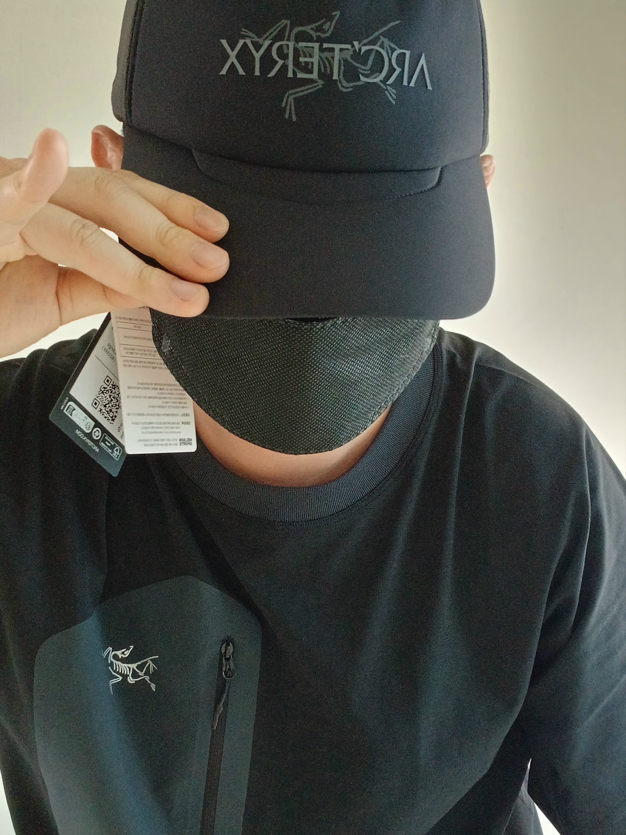 Arc'teryx Konseal Pocket T-Shirt Black Grey, Arc'teryx Bird Word Trucker Hat Black Cloud 착용 스타일 - 1