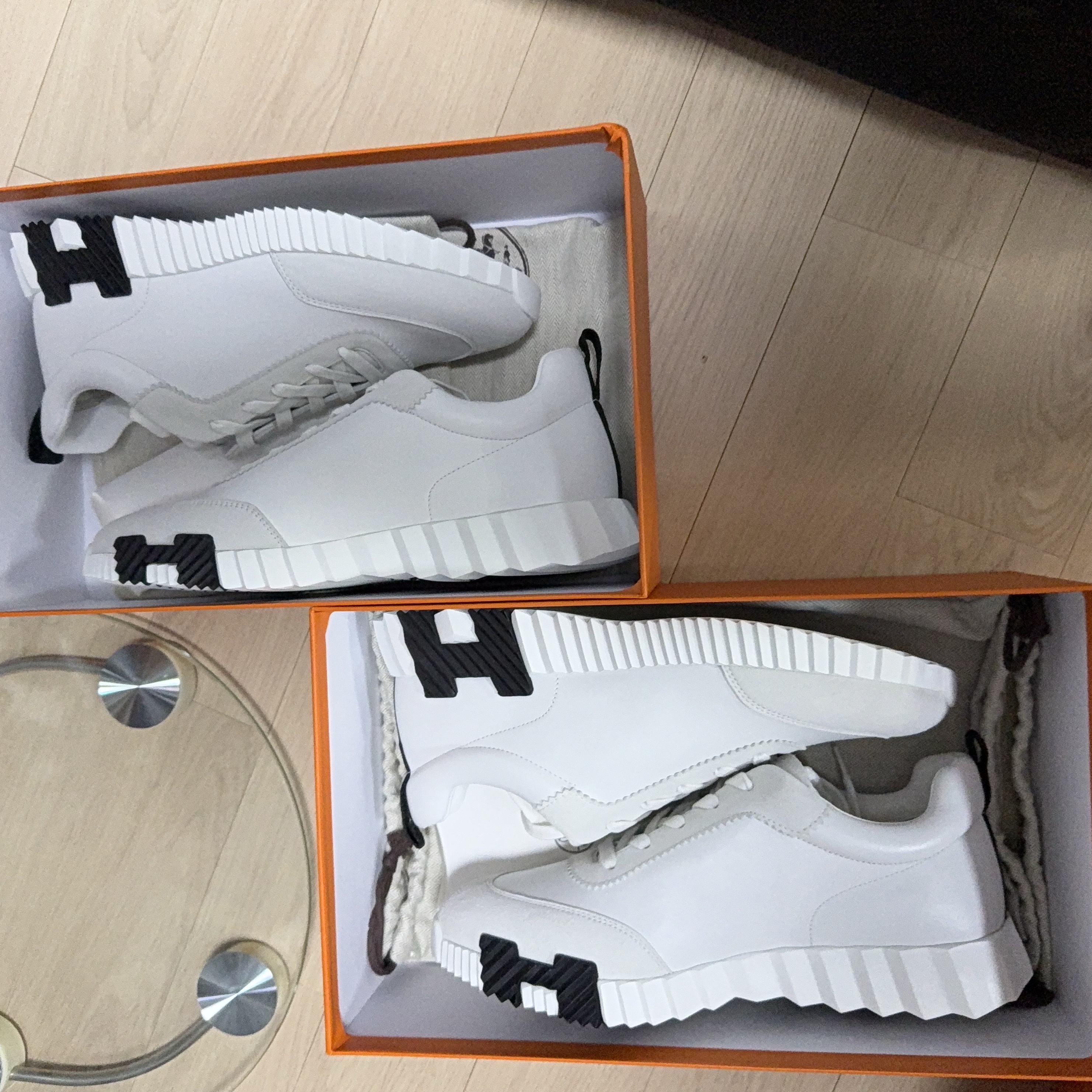 Hermes Bouncing Sneakers Calfskin Suede Goatskin & Blanc 착용 스타일